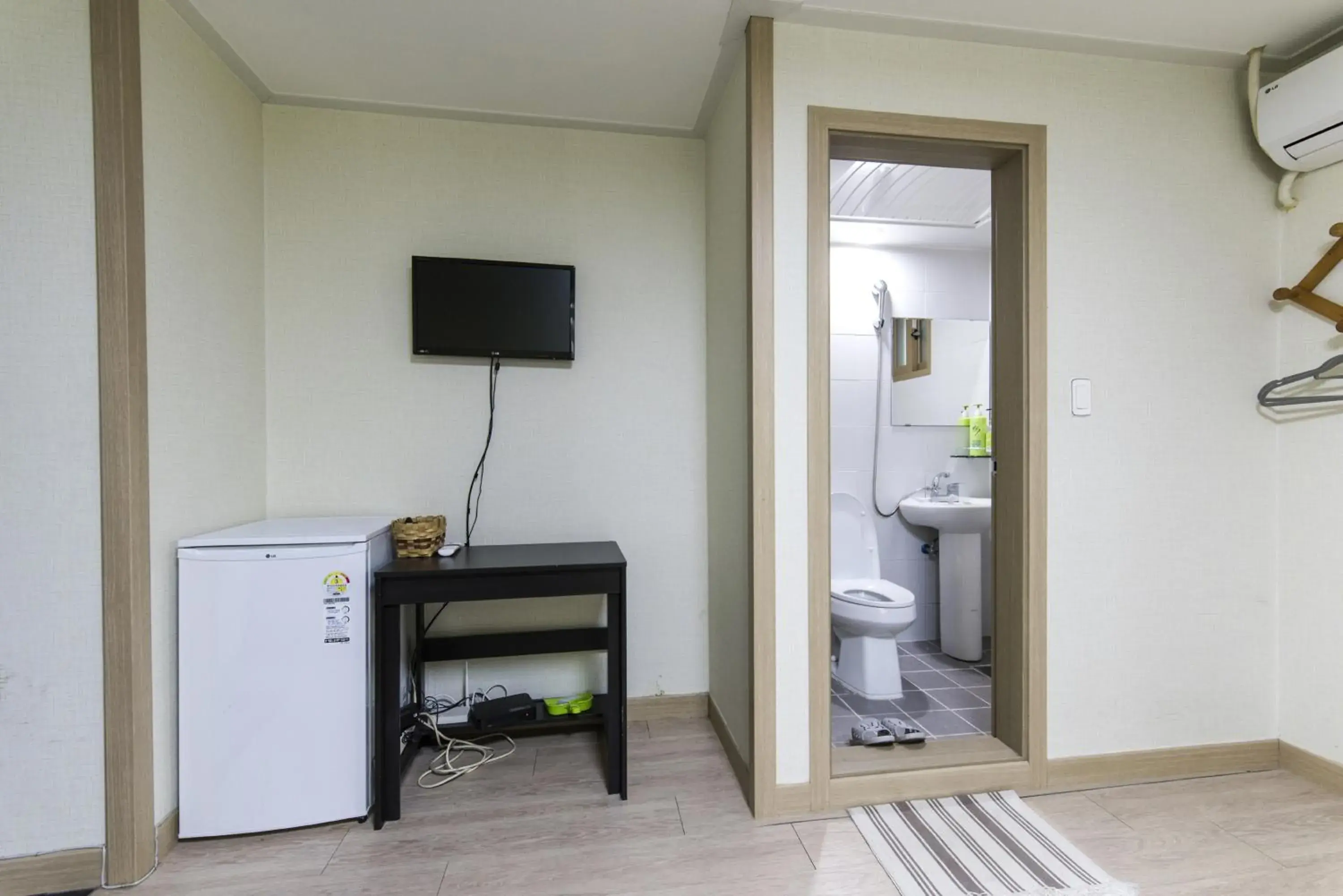 Toilet, TV/Entertainment Center in Twin Rabbit Guesthouse