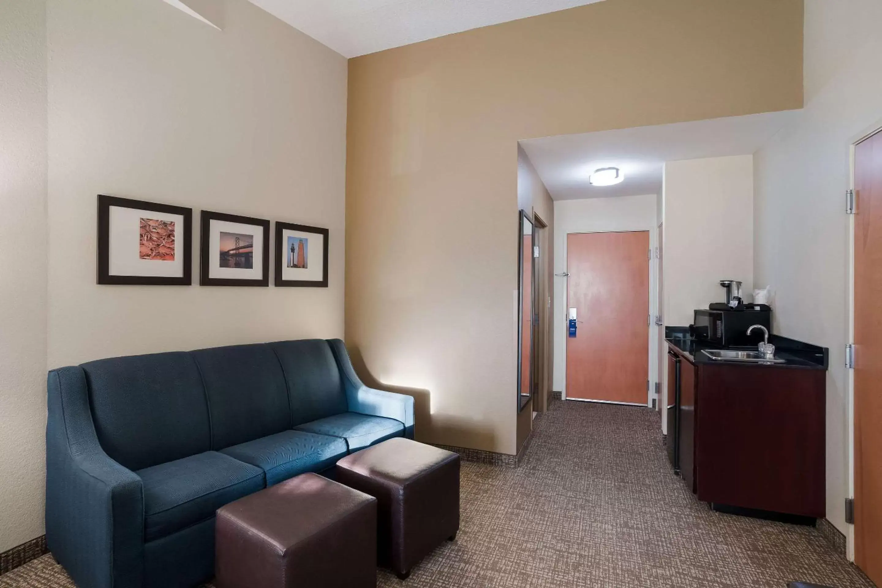 Bedroom, Seating Area in Comfort Suites Suffolk – Chesapeake