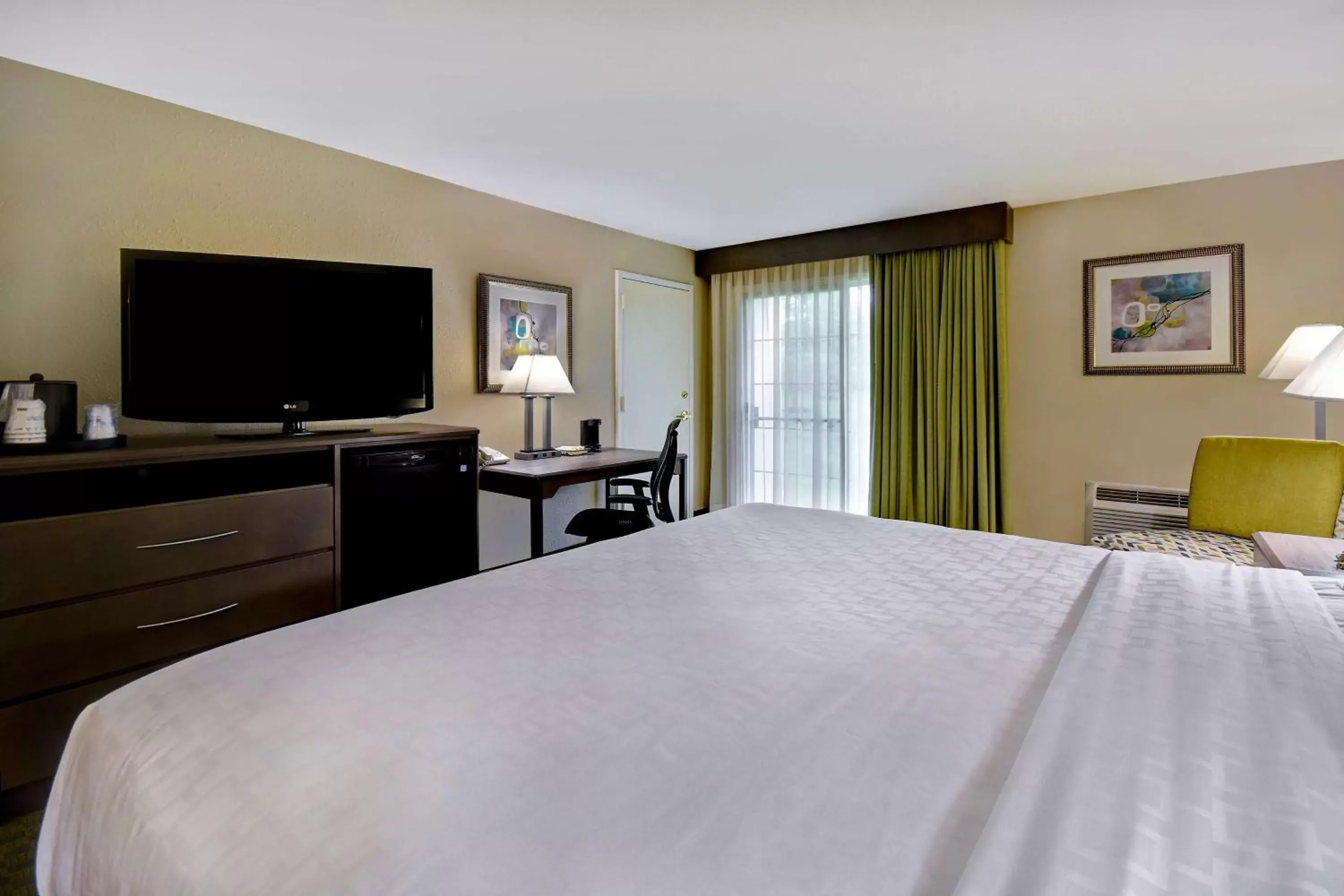 Photo of the whole room, Bed in Best Western Plus - King of Prussia