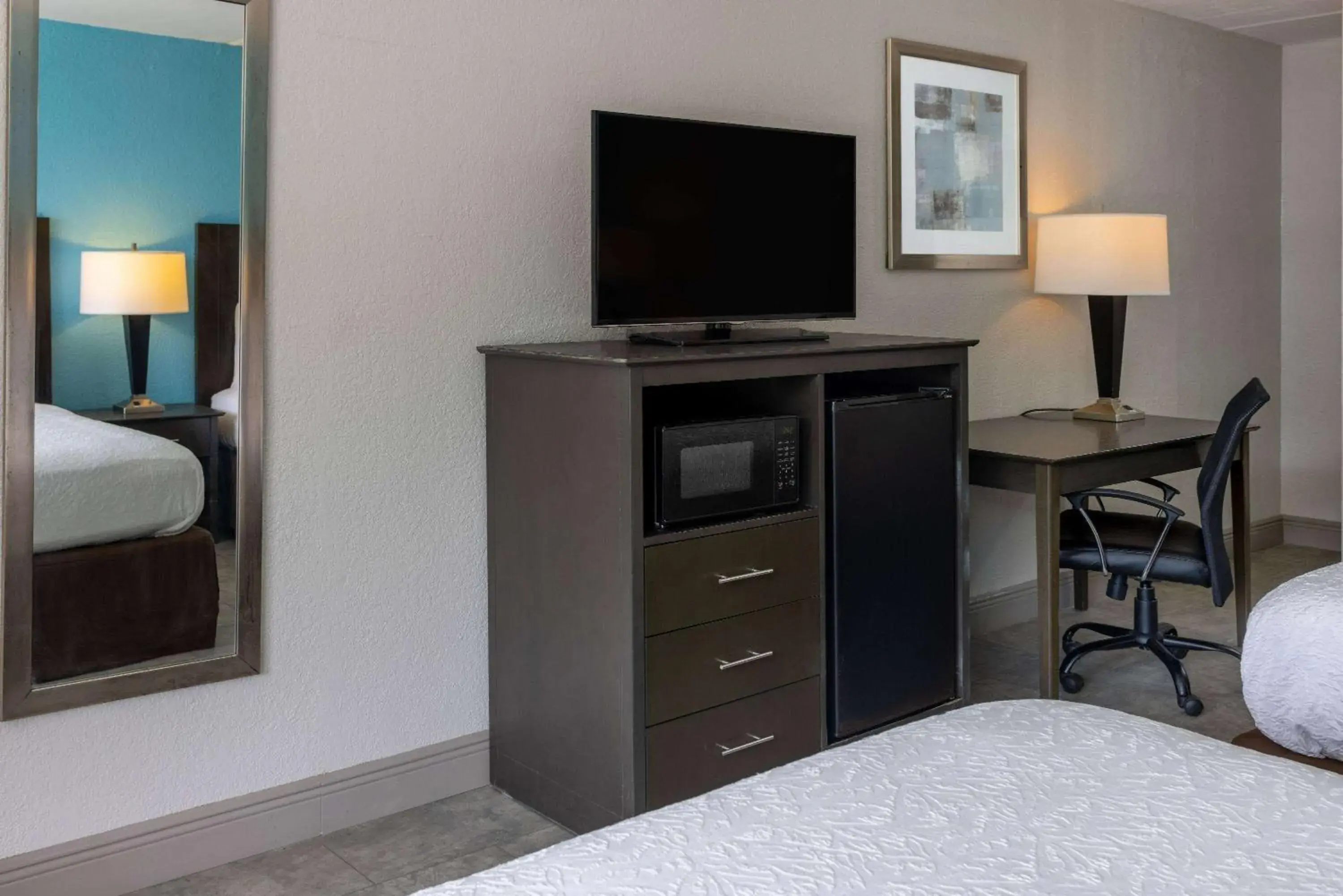 Photo of the whole room, TV/Entertainment Center in Travelodge by Wyndham Kingsland GA