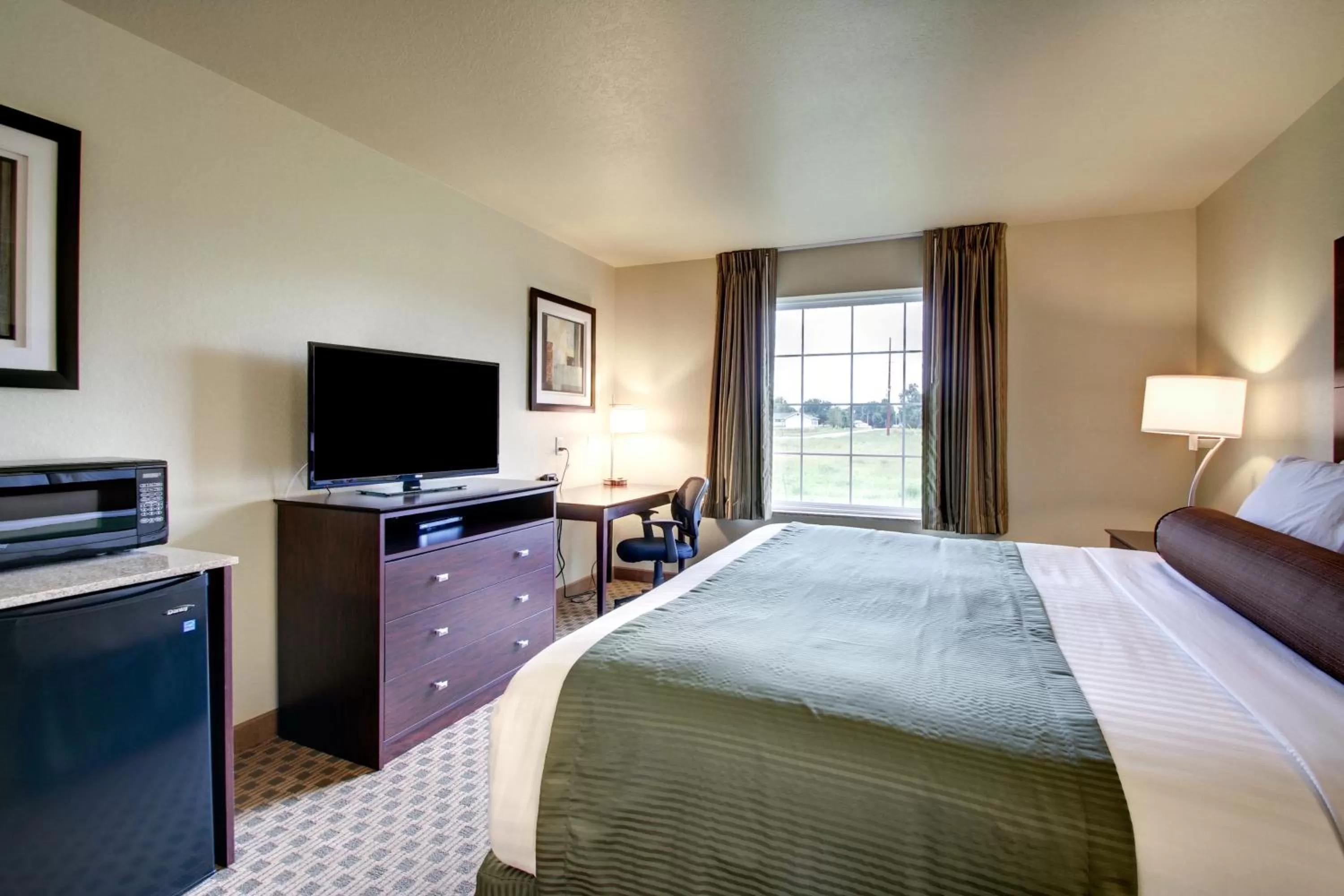 Photo of the whole room, Bed in Cobblestone Inn & Suites - Schuyler