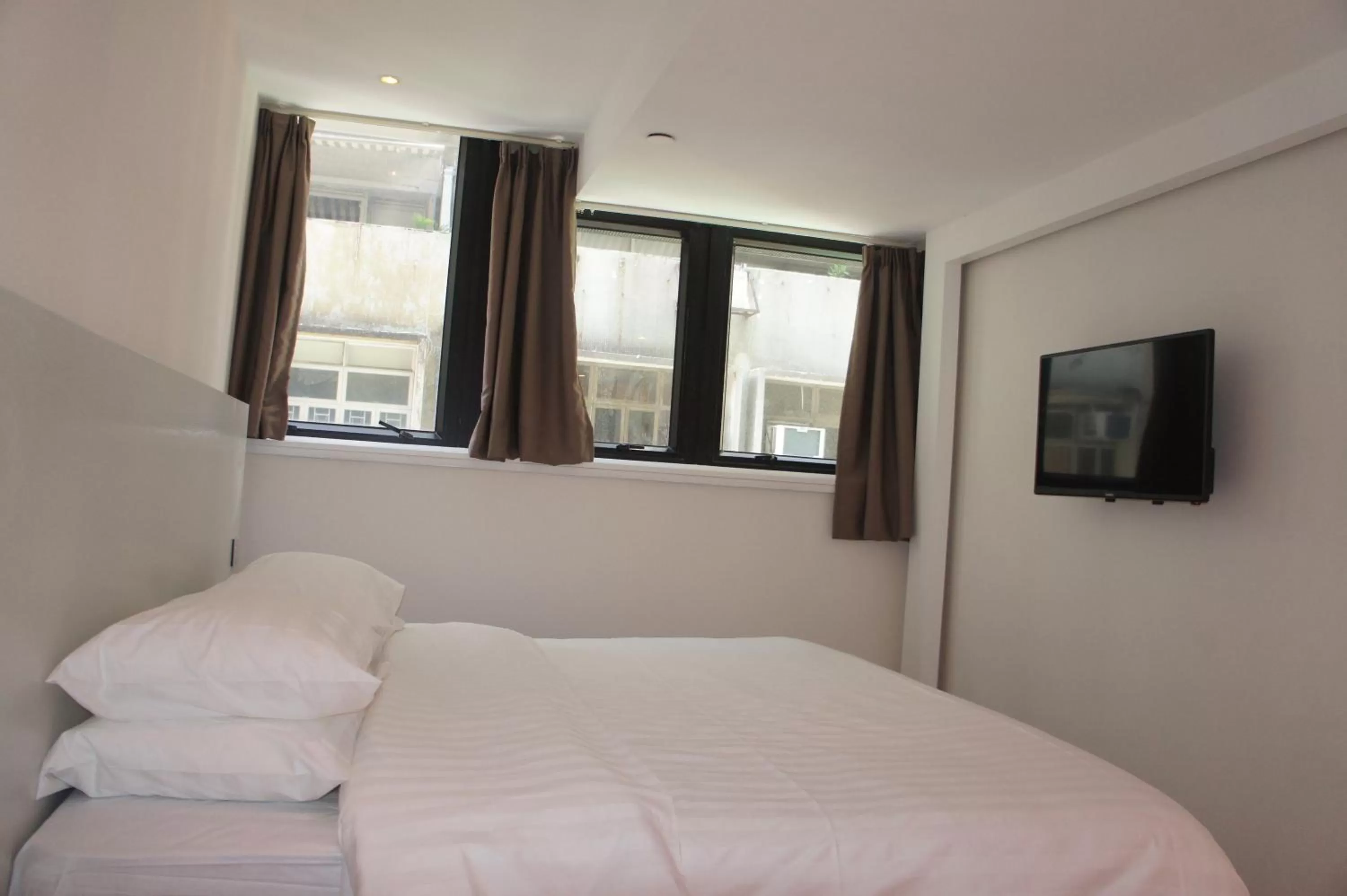 Photo of the whole room, Bed in Homy Central