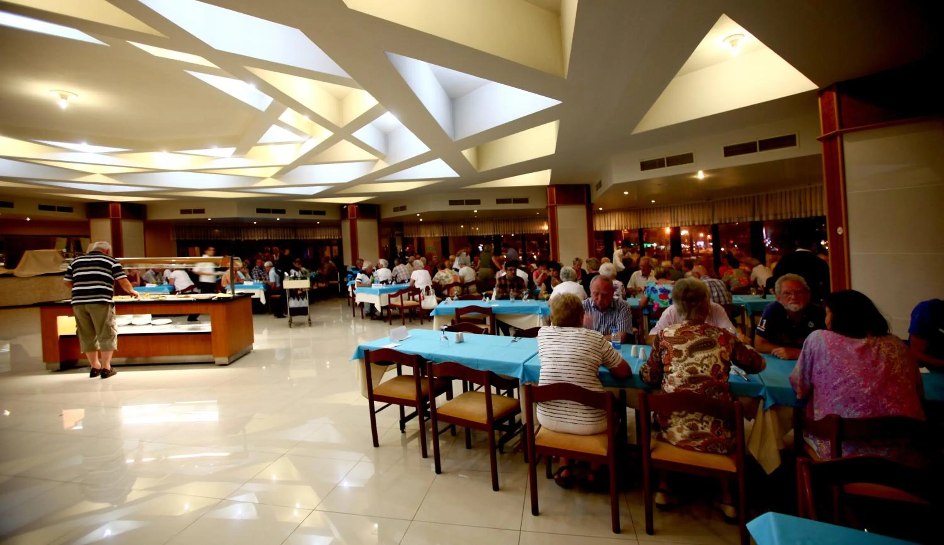 Restaurant/places to eat in Cender Hotel