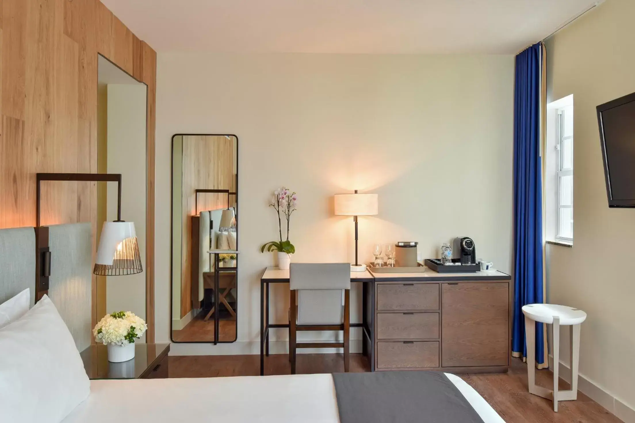 Bedroom, Kitchen/Kitchenette in Hotel Breakwater South Beach