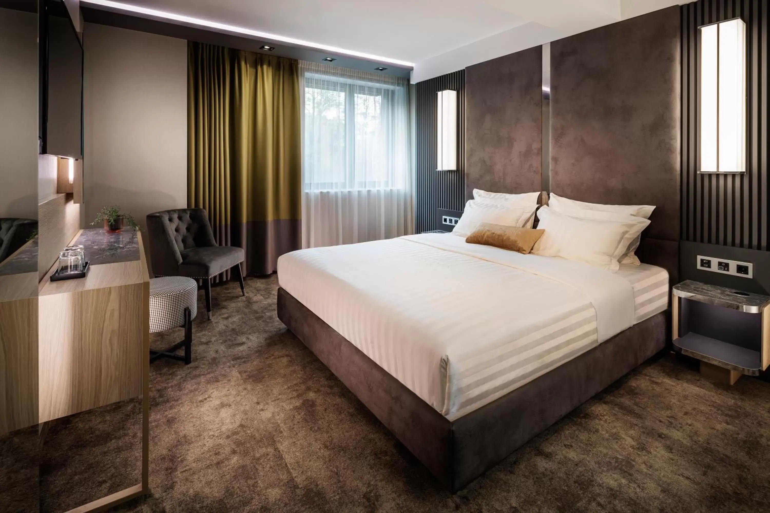 King Room in -- ESTE PARK HOTEL -- part of Urban Chic Luxury Design Hotels - Parking & Compliments - next to Shopping & Dining Mall Plovdiv King Room in -- ESTE PARK HOTEL -- part of Urban Chic Luxury Design Hotels - Parking & Compliments - next to Shopping & Dining Mall Plovdiv
