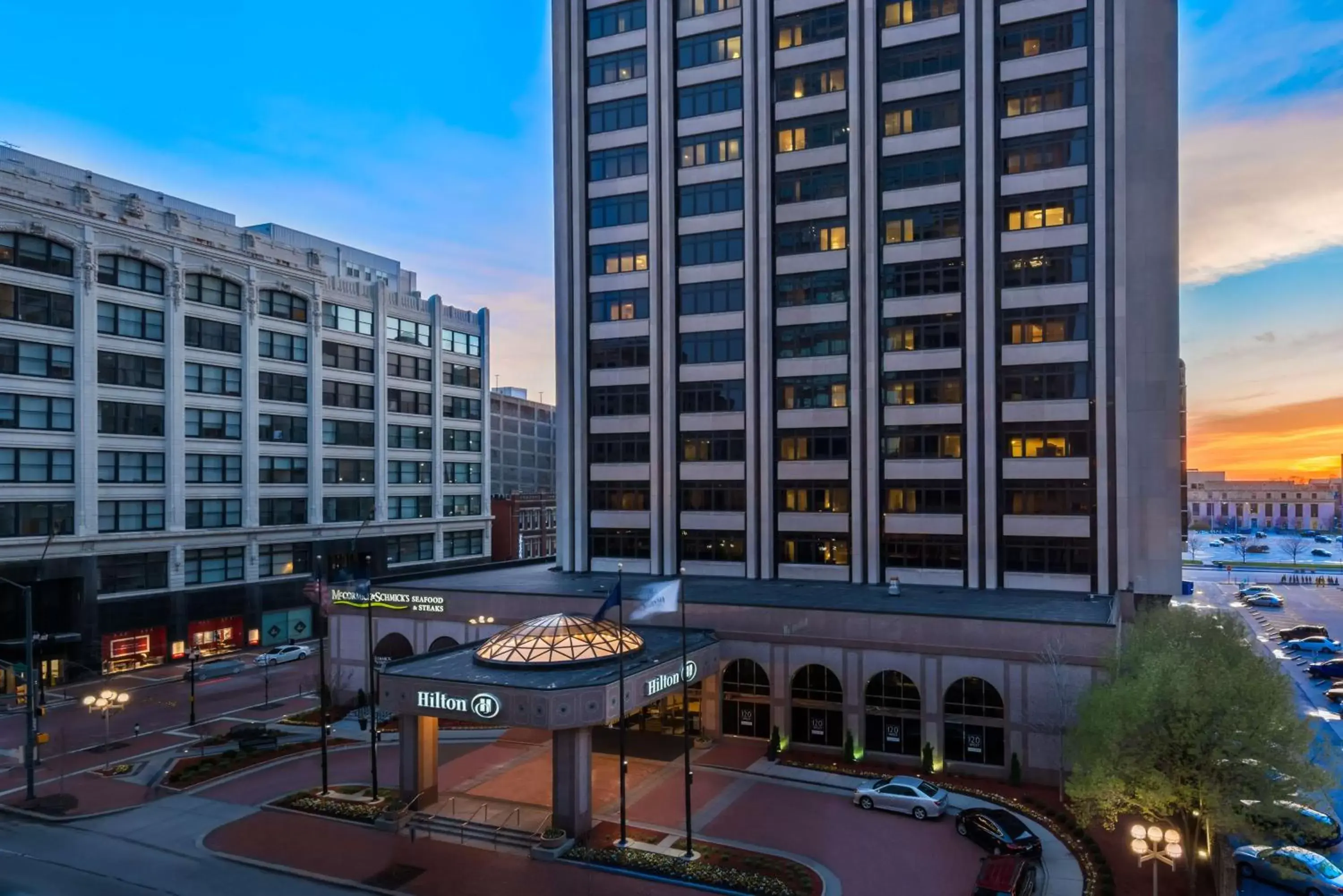 Property Building in Hilton Indianapolis Hotel & Suites