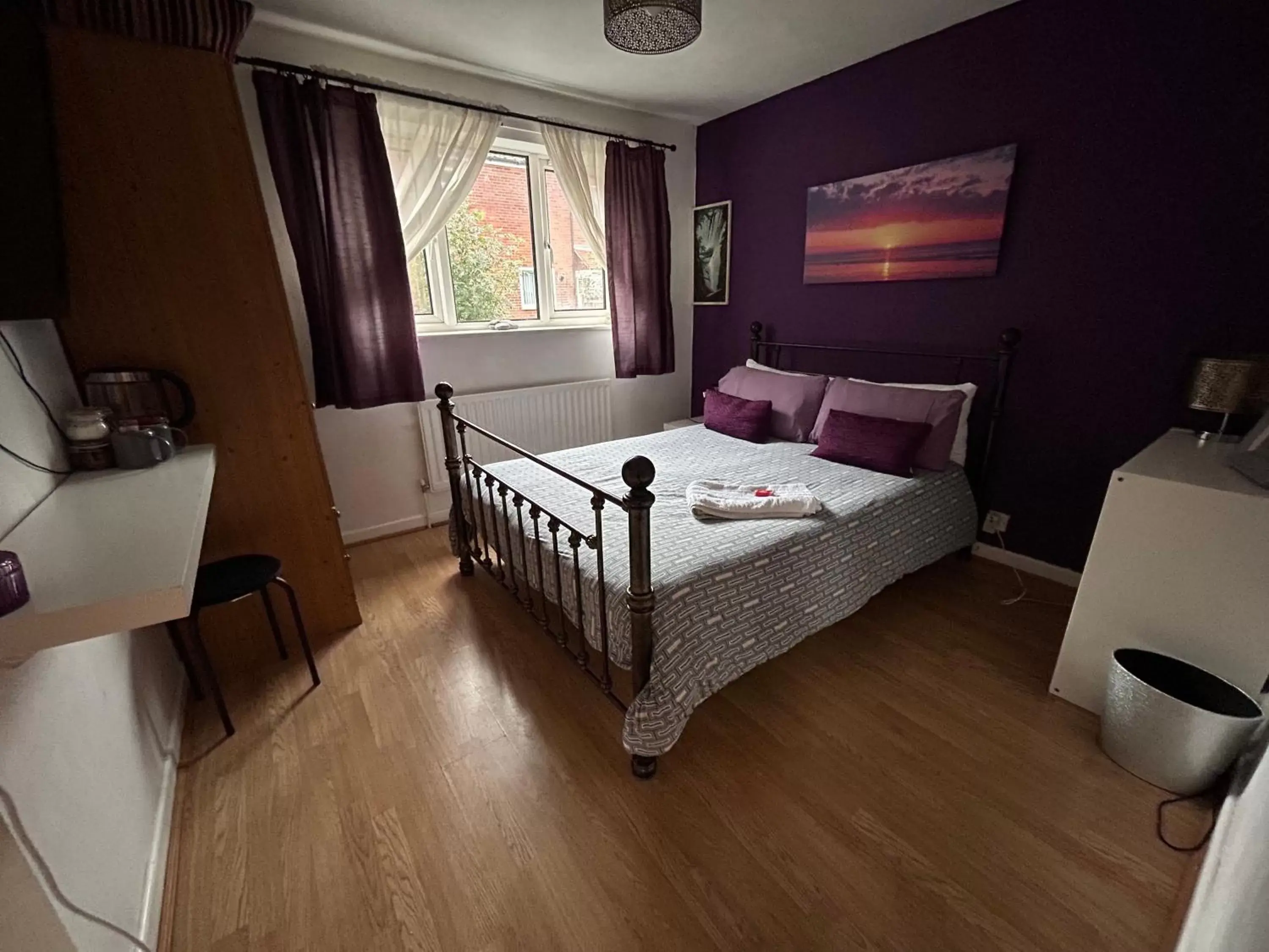 Bed in Home from home, close to Redditch hospital & transport links