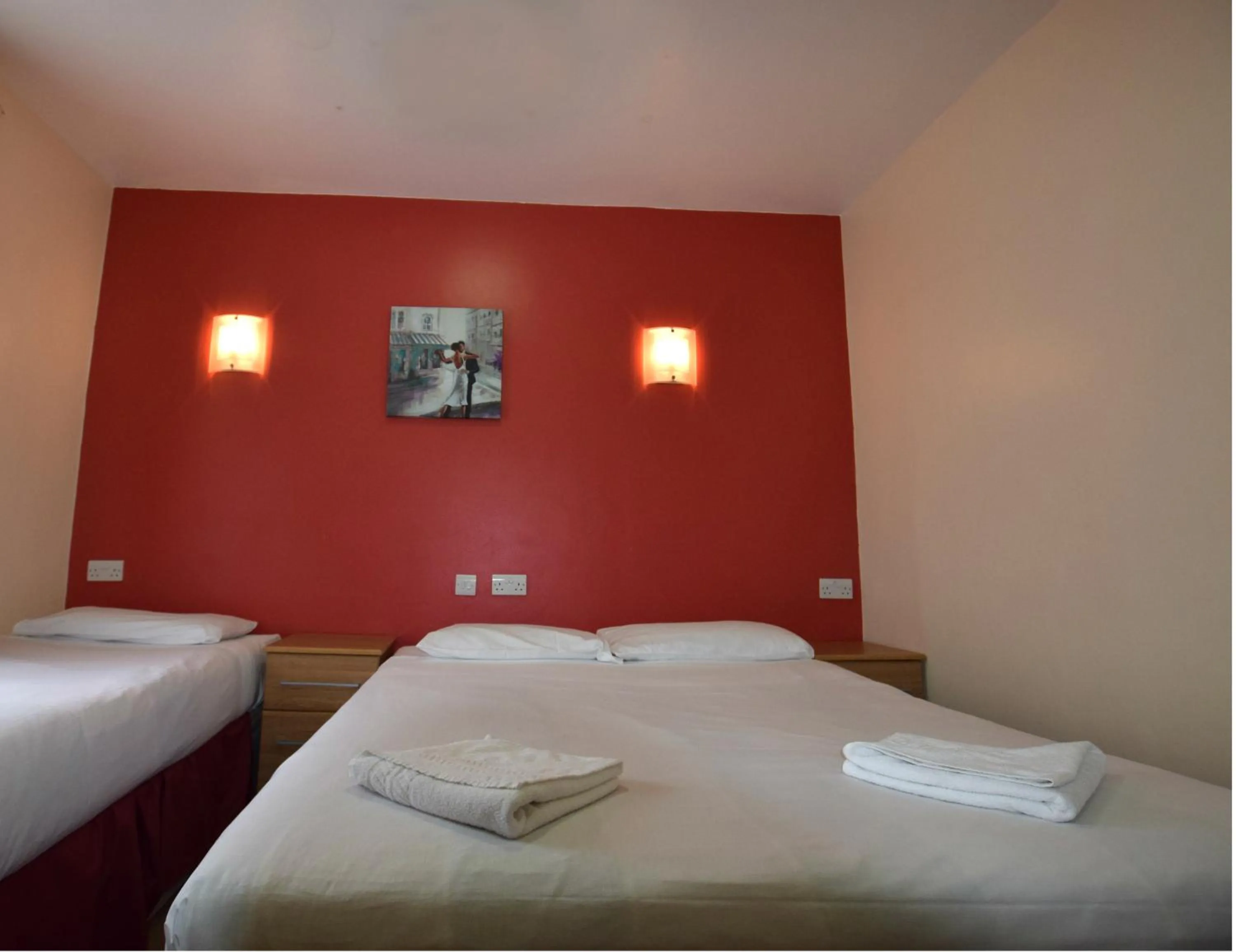 Bedroom, Bed in Cranbrook Hotel