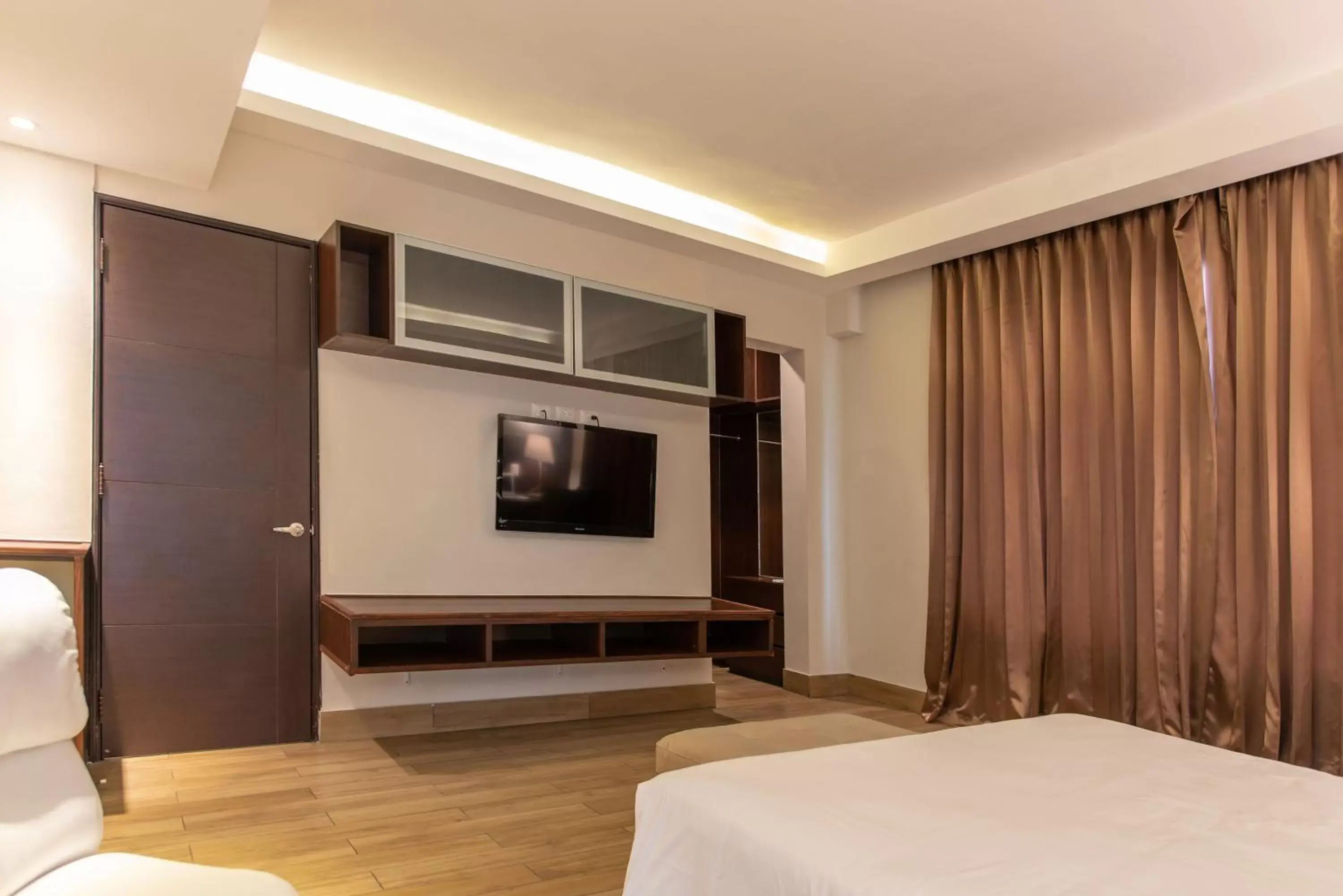 TV and multimedia, TV/Entertainment Center in Weston Suites Hotel