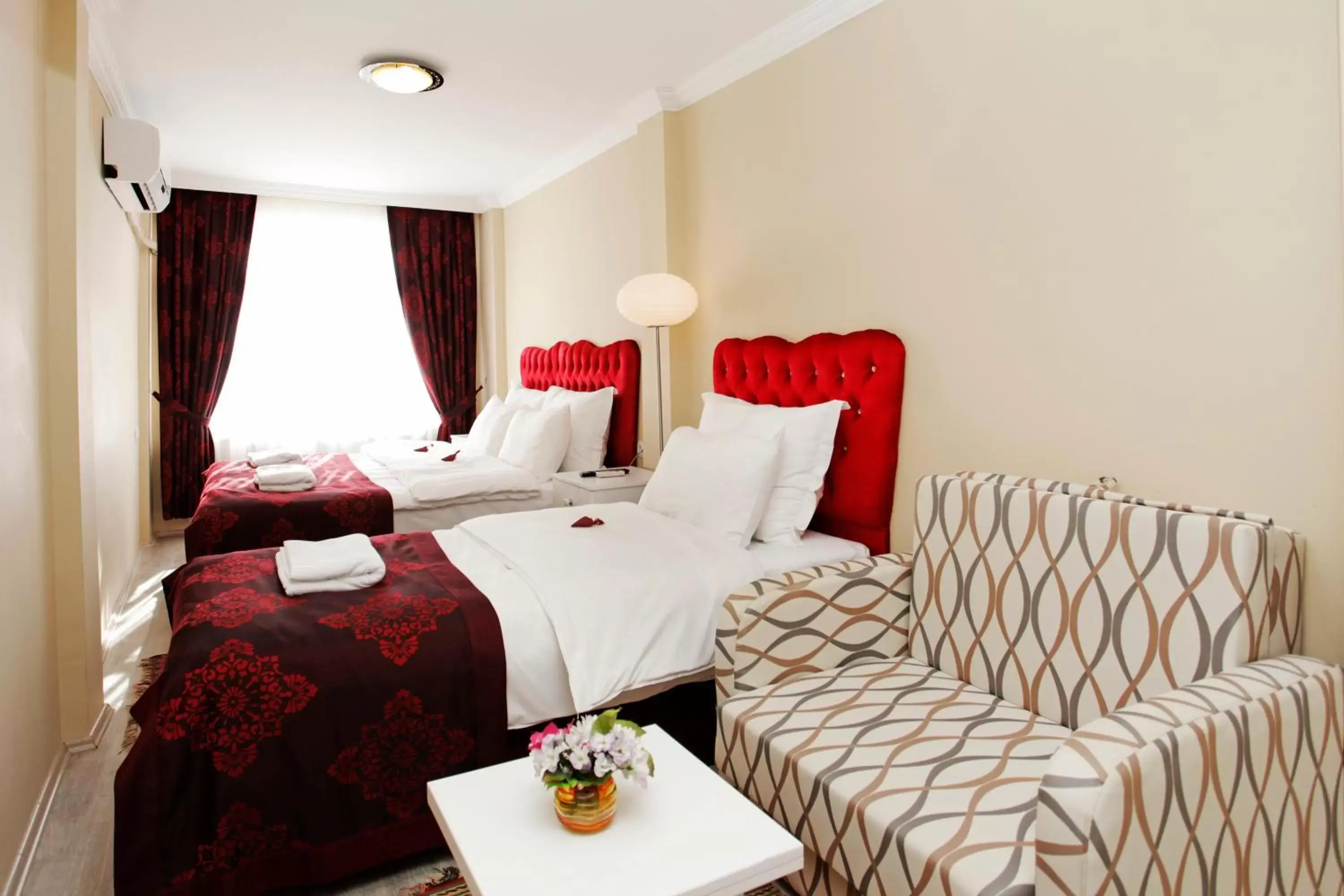 Seating area, Bed in Spinel Hotel - Old City
