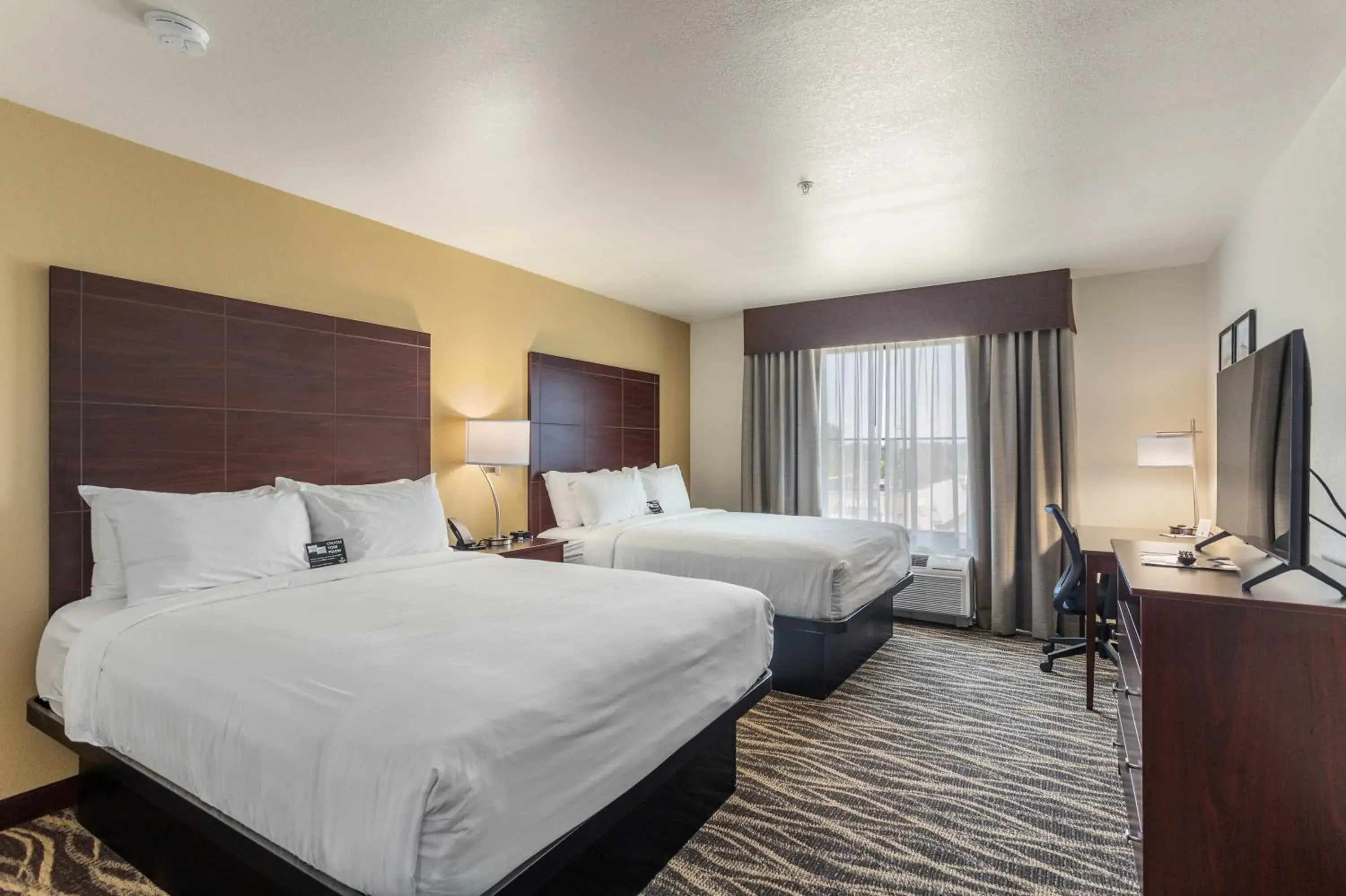 Bed in Cobblestone Hotel & Suites - De Pere