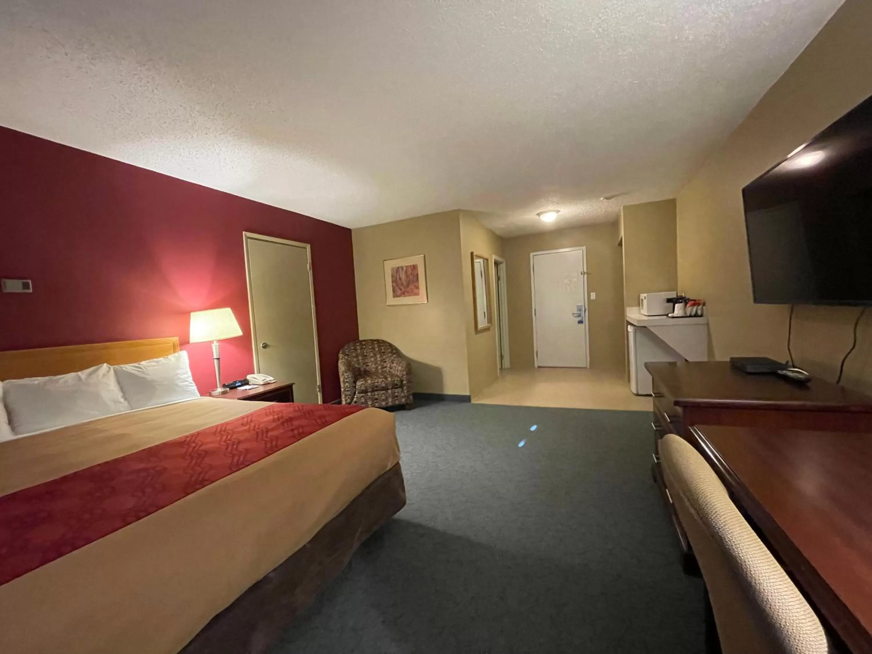 Photo of the whole room, Bed in Travelodge by Wyndham Fort St John