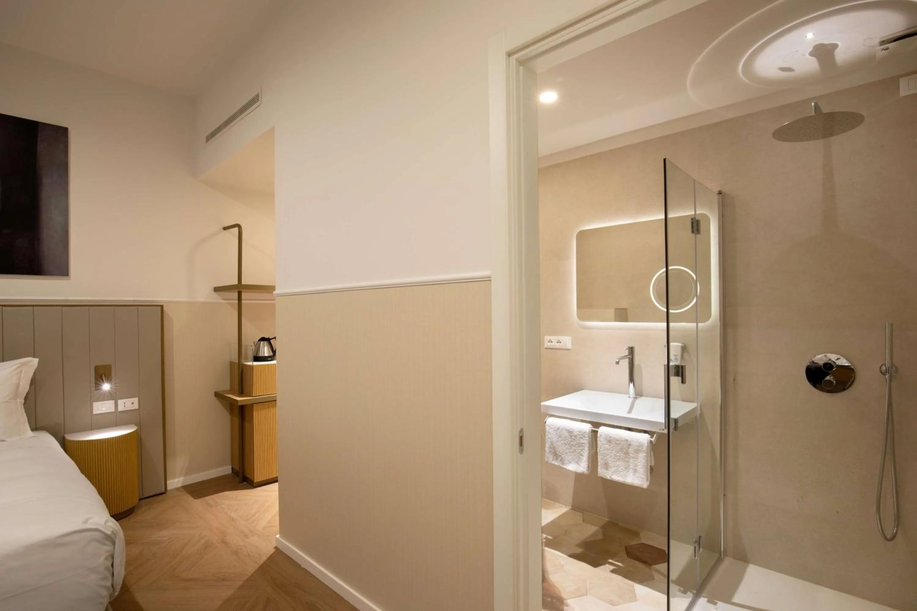 Bathroom in Cosmopolita Hotel Rome, Tapestry Collection by Hilton