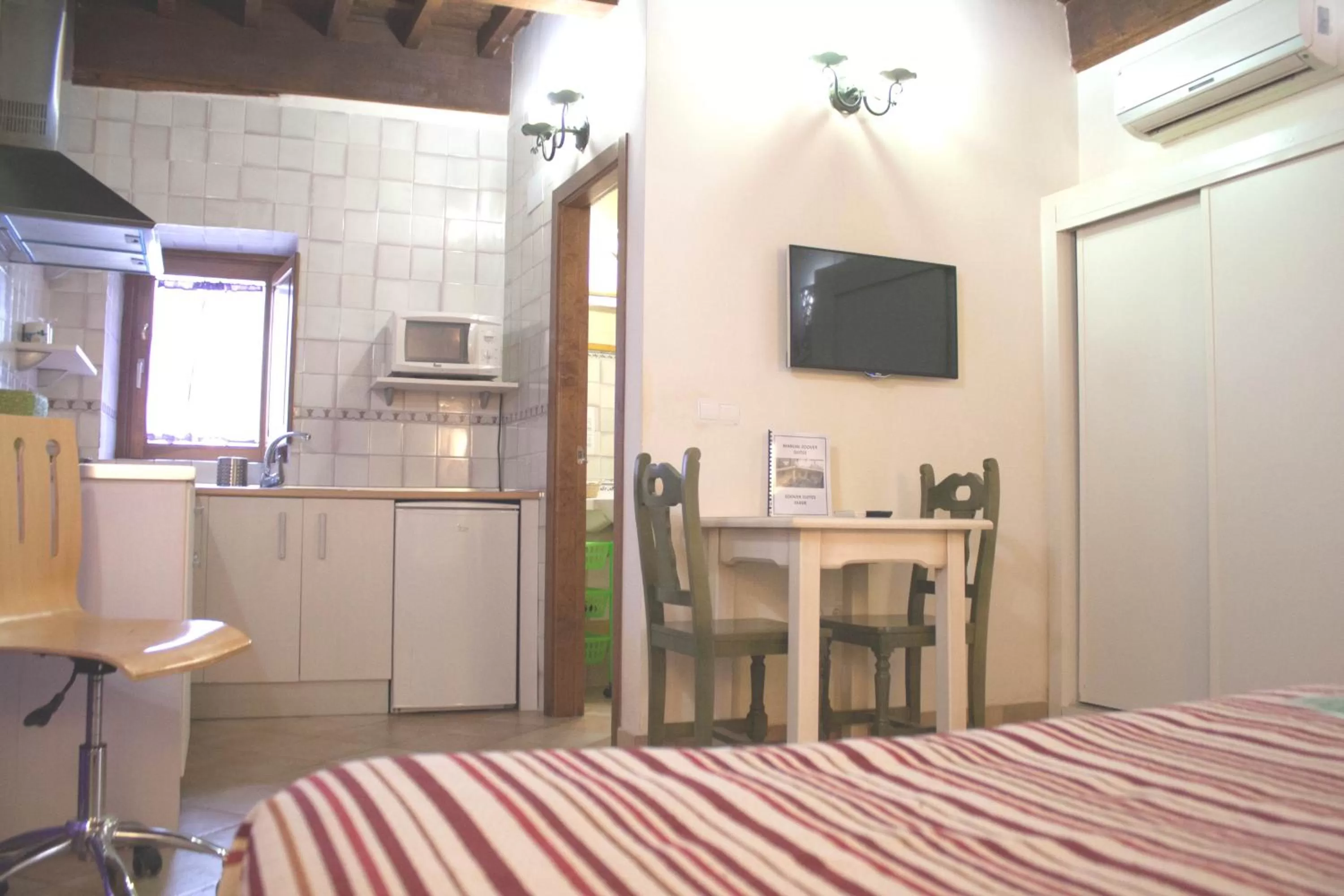 Dining area, Bed in Abadia Suites