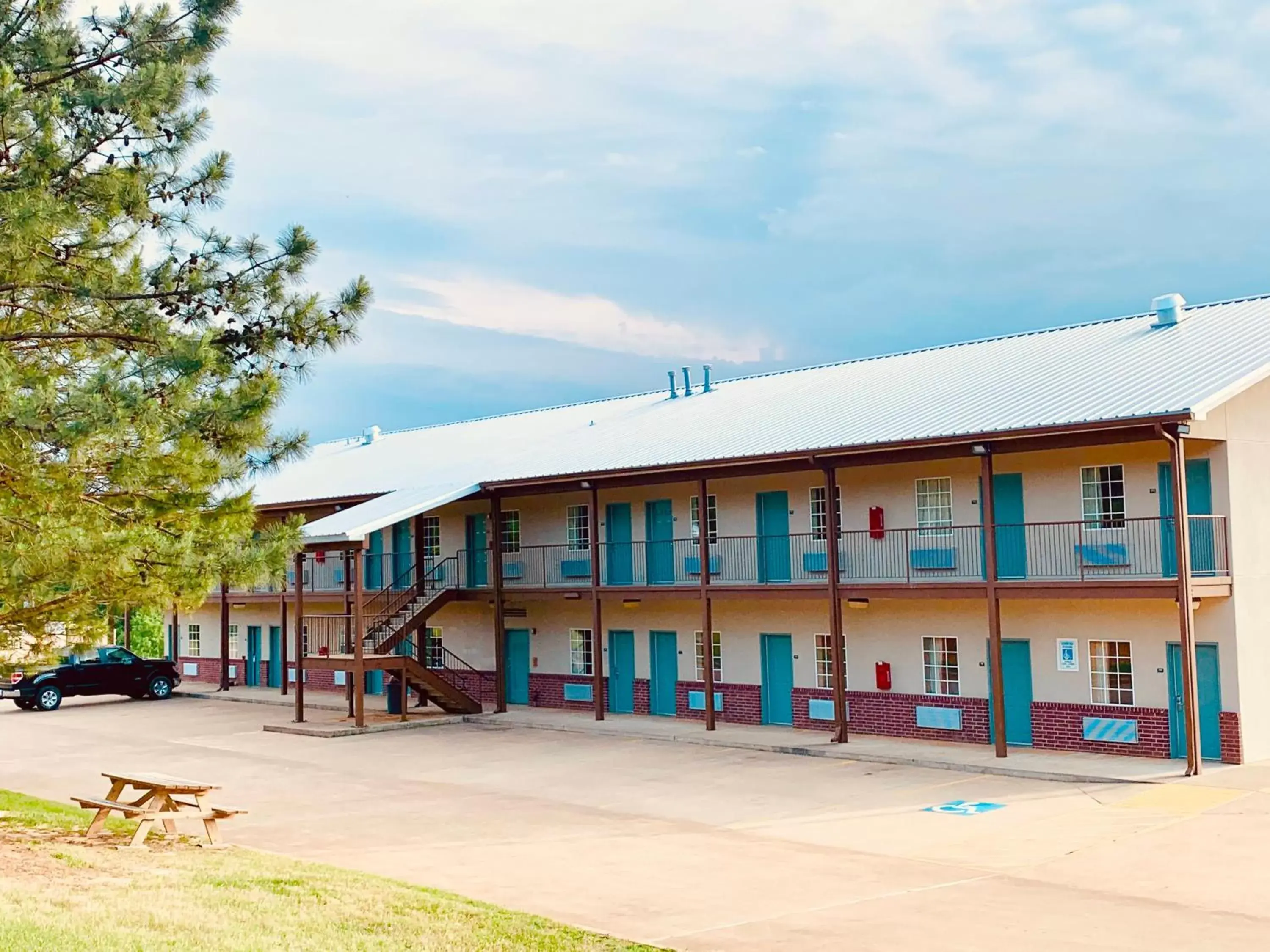 Property building in Weston Inn & Suites Property building in Weston Inn & Suites