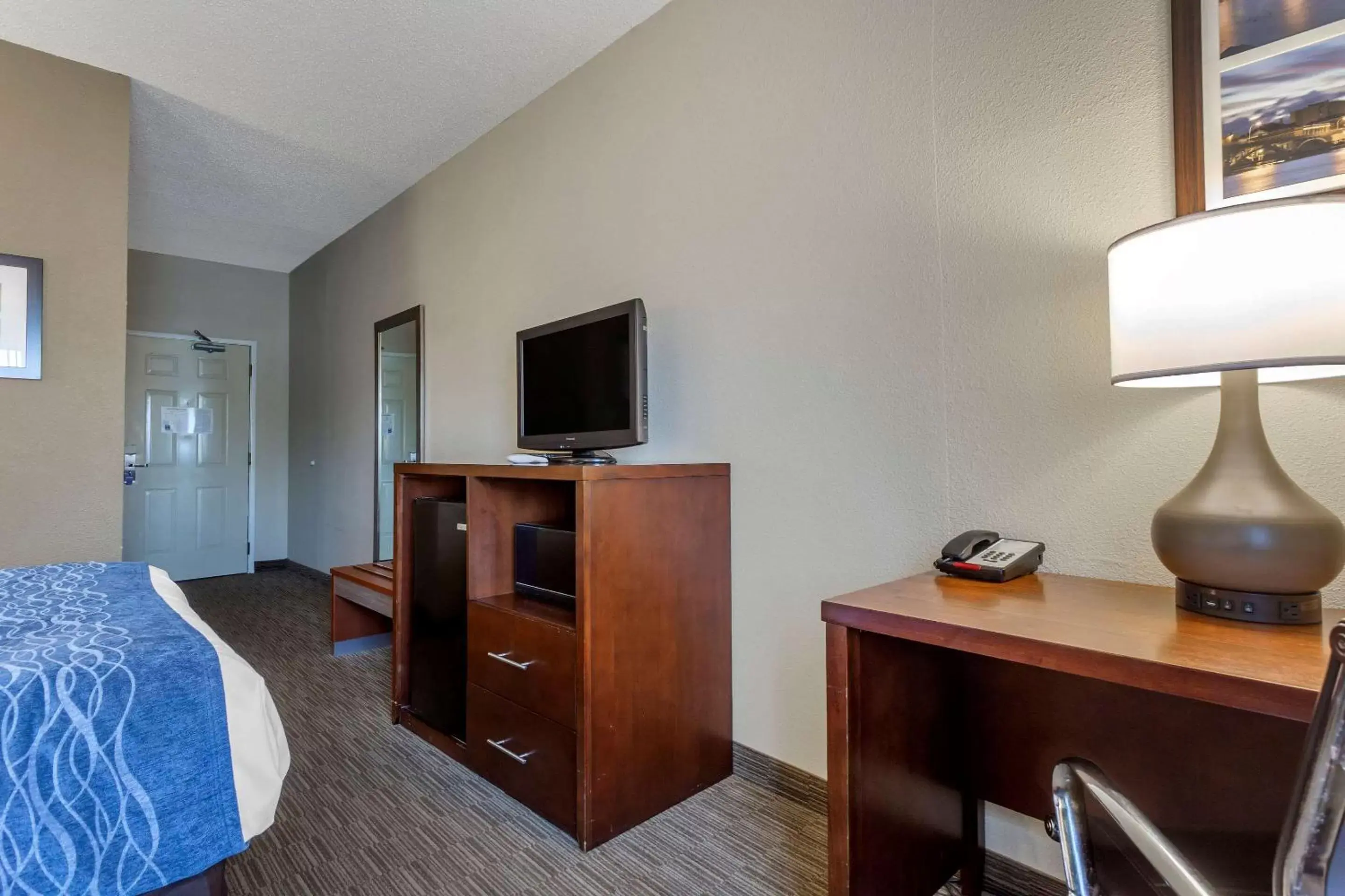 Photo of the whole room, TV/Entertainment Center in Comfort Inn Rockford near Casino District