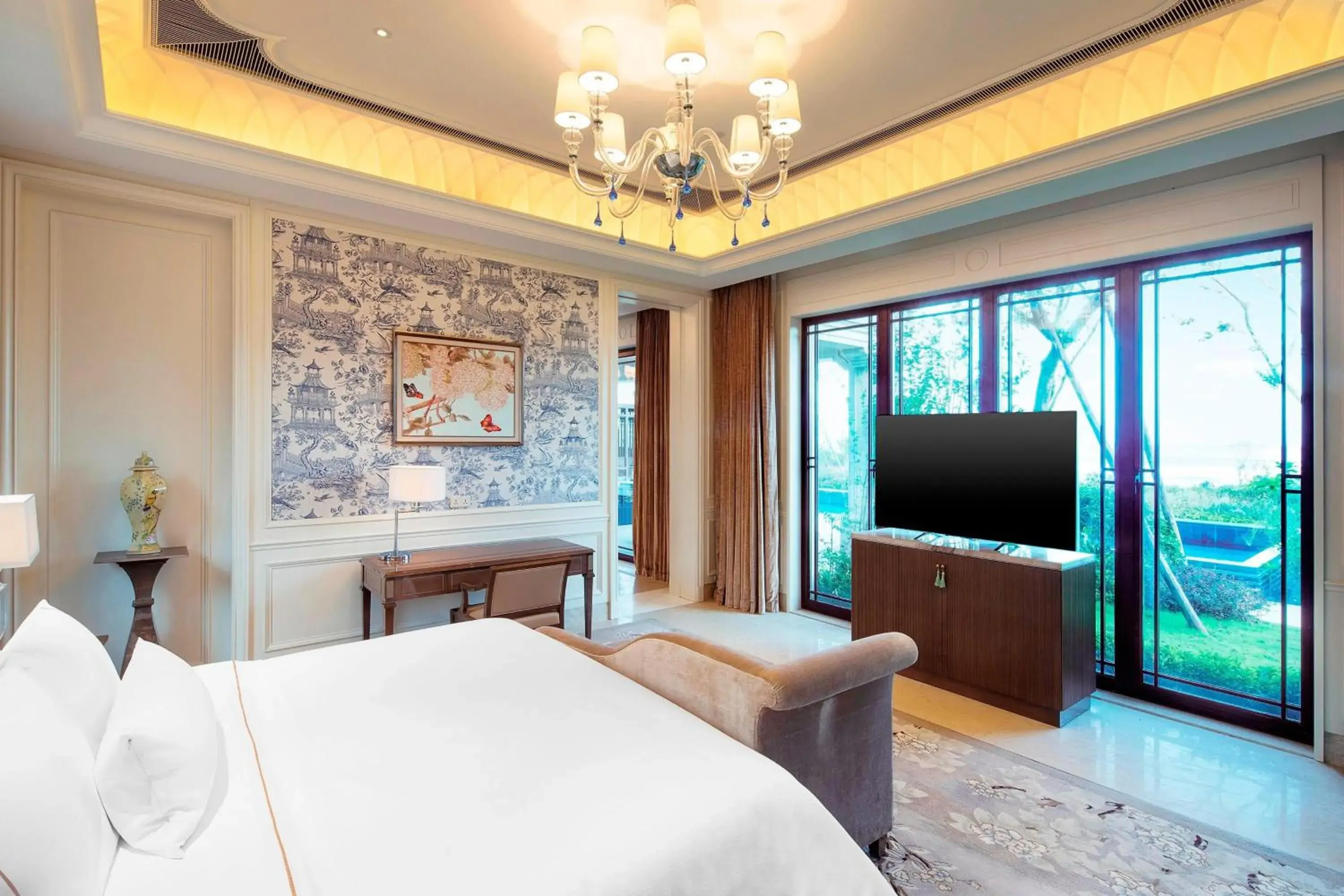 Bedroom, TV/Entertainment Center in The Westin Zhujiajian Resort, Zhoushan