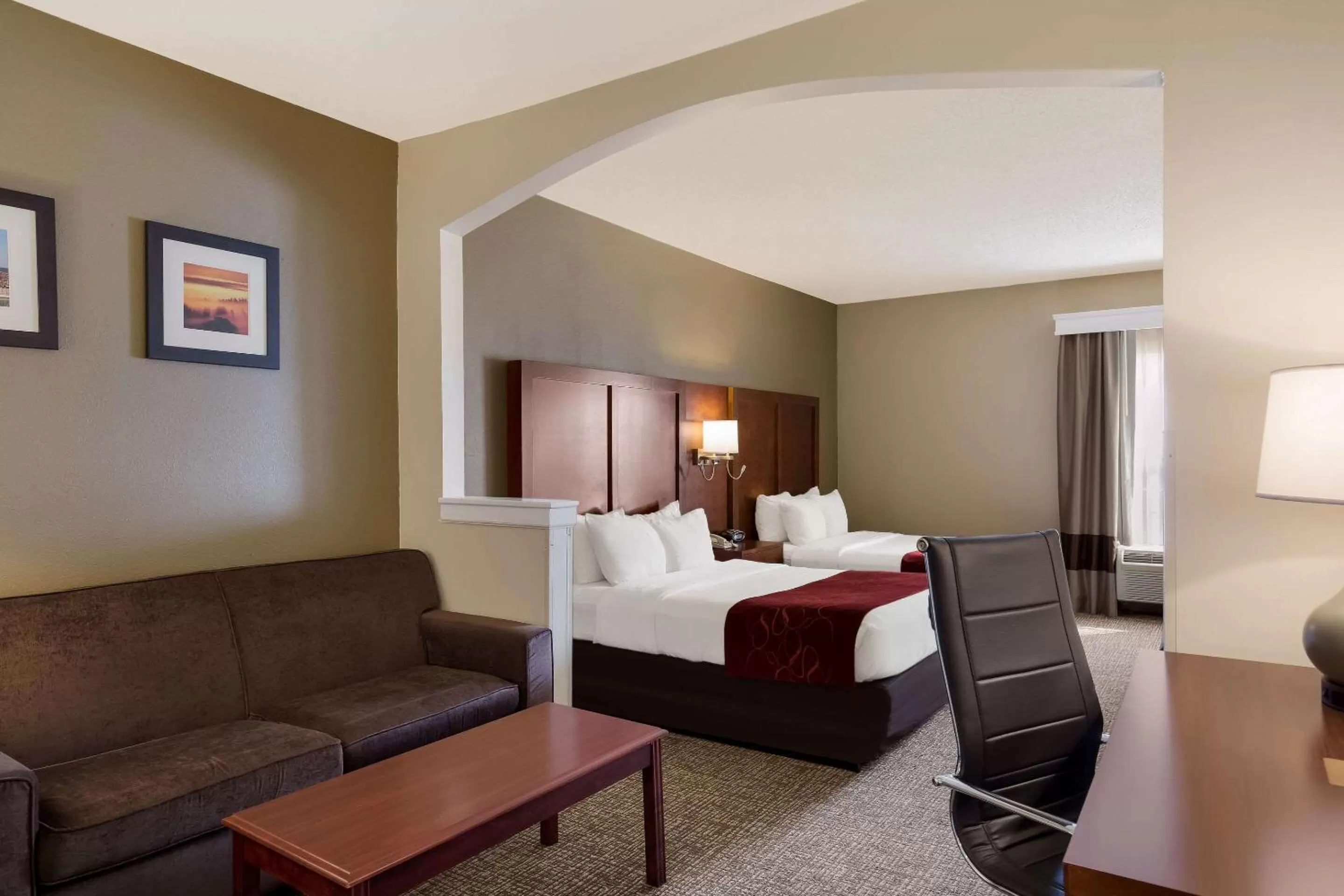 Bedroom, Bed in Comfort Suites Near University