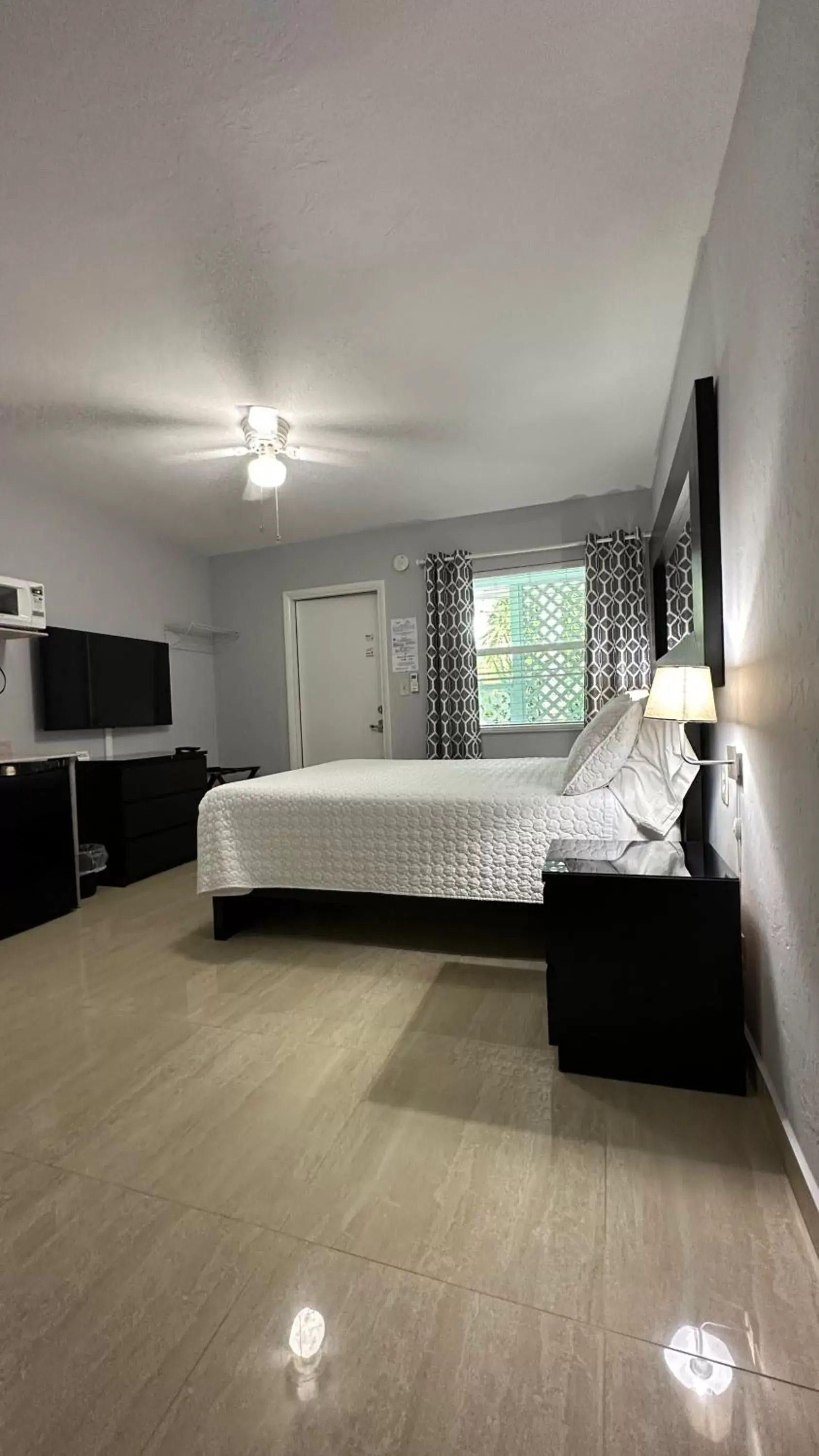Bedroom, Bed in White Horse Motel