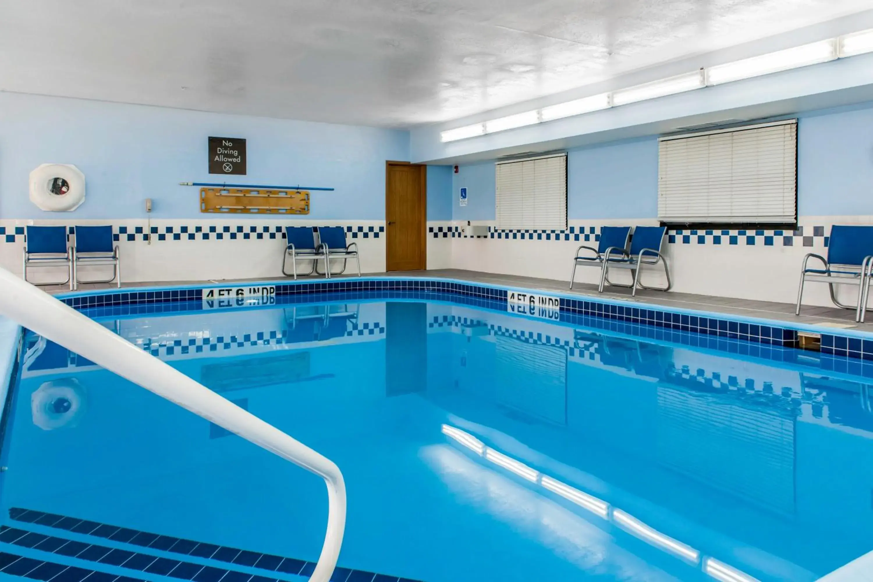 Swimming Pool in Comfort Inn Blue Ash North