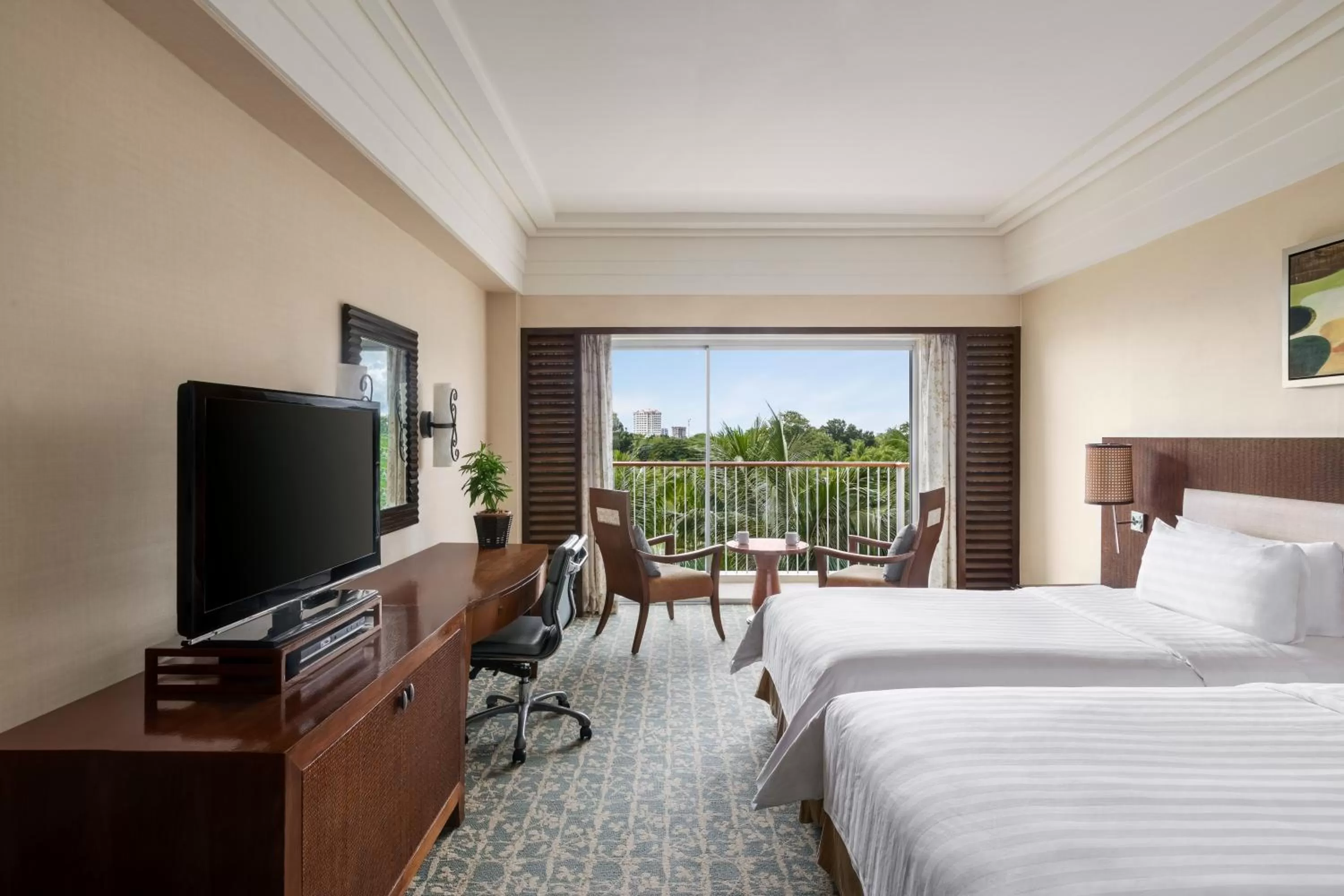 TV and multimedia, Bed in Shangri-La Mactan, Cebu