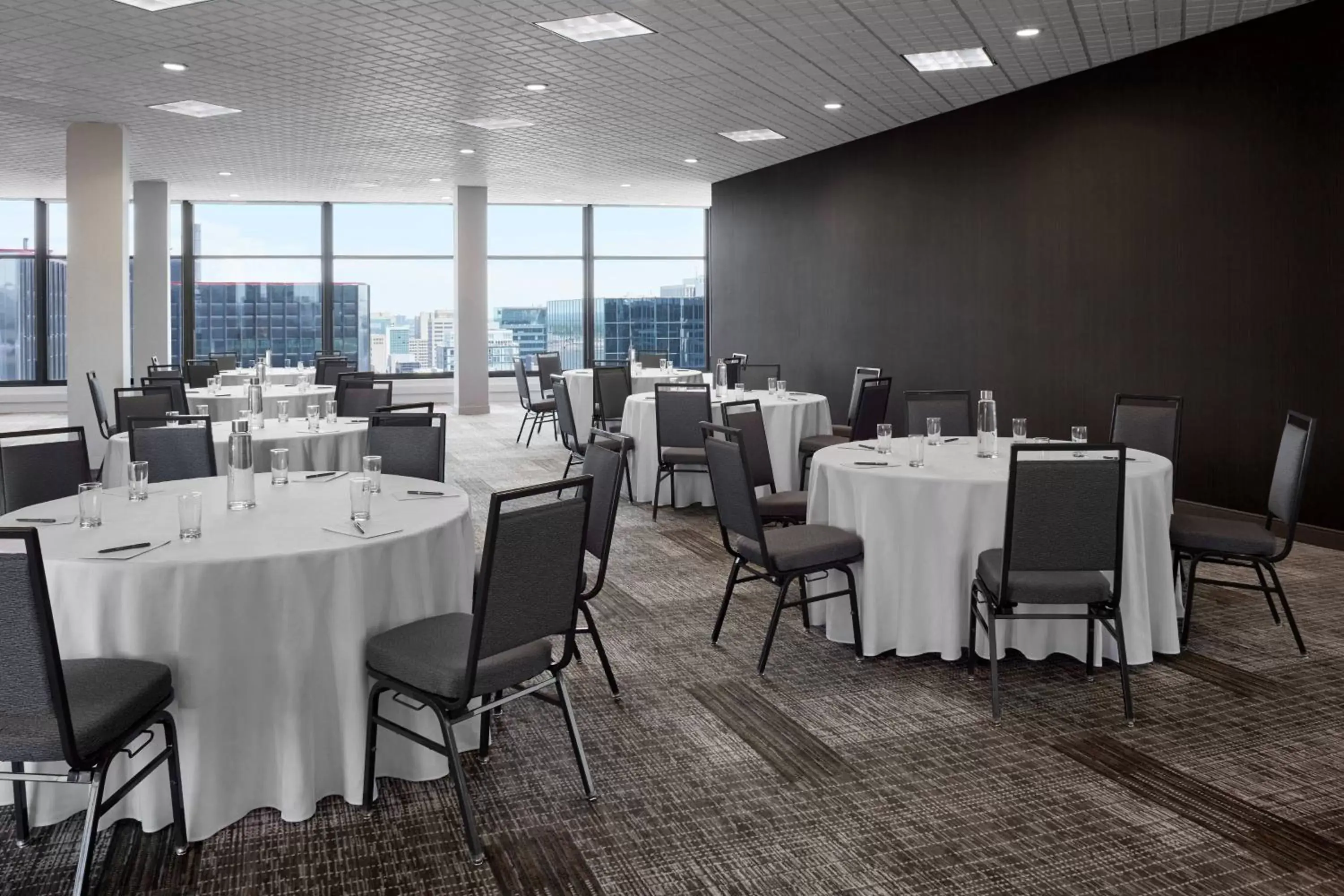 Meeting/conference room, Restaurant/Places to Eat in Delta Hotels by Marriott Ottawa City Centre