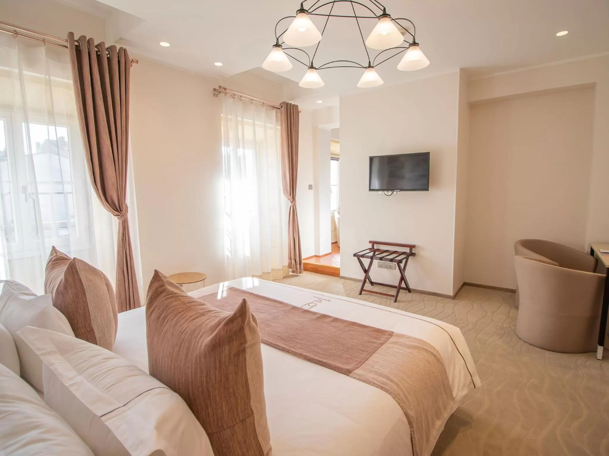 Photo of the whole room in Hotel des Quinconces Bordeaux Centre