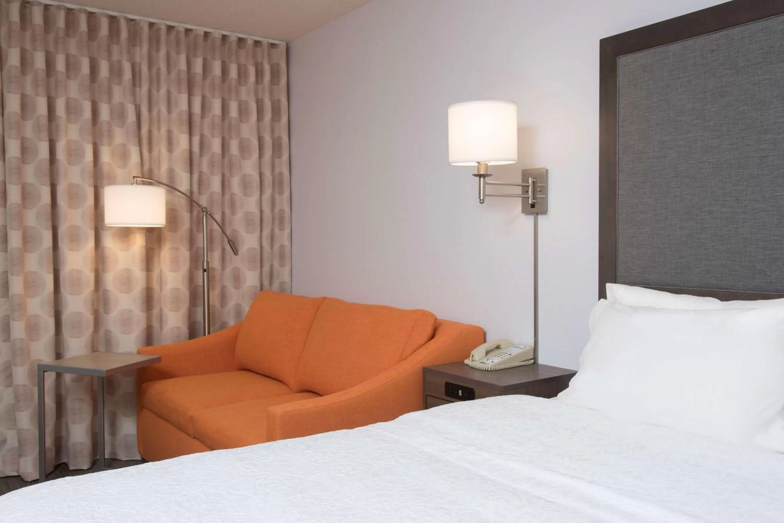 Bed in Hampton Inn Grand Rapids-South