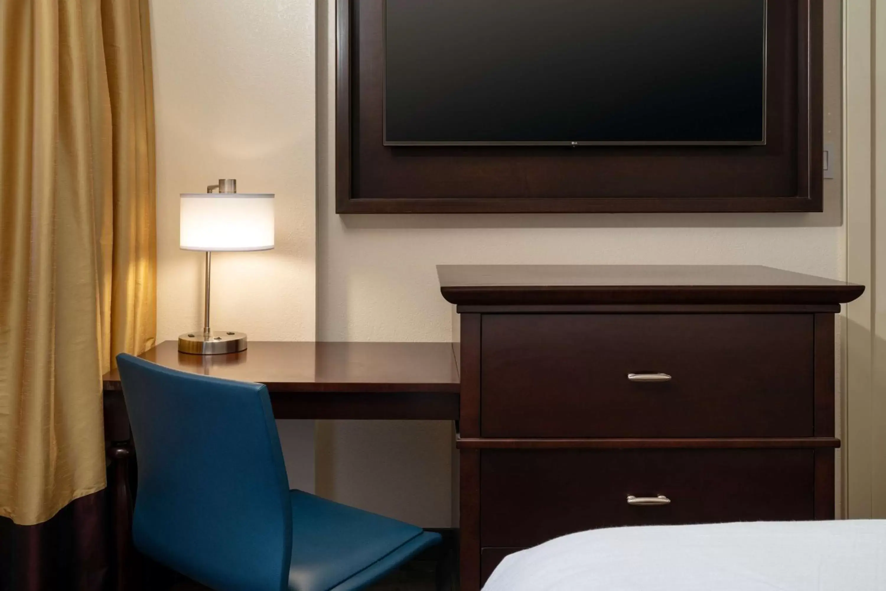 Bedroom, TV/Entertainment Center in Embassy Suites by Hilton New Orleans Convention Center
