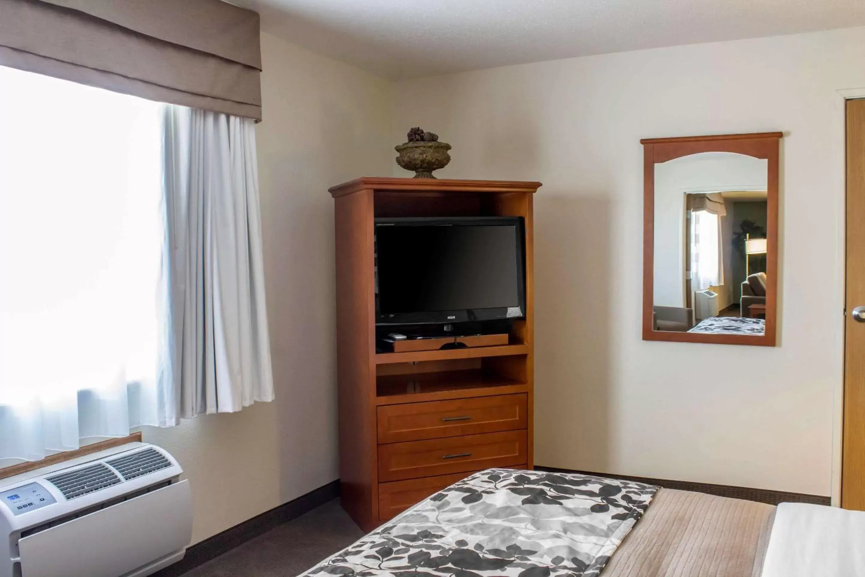 Photo of the whole room, TV/Entertainment Center in Sleep Inn & Suites Charles City
