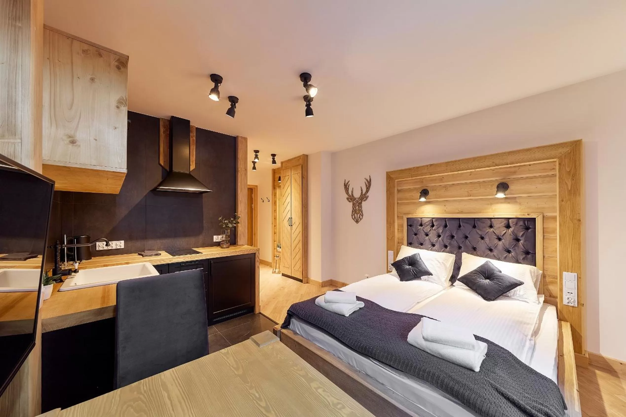 Kitchen or kitchenette, Bed in Aparthotel Giewont