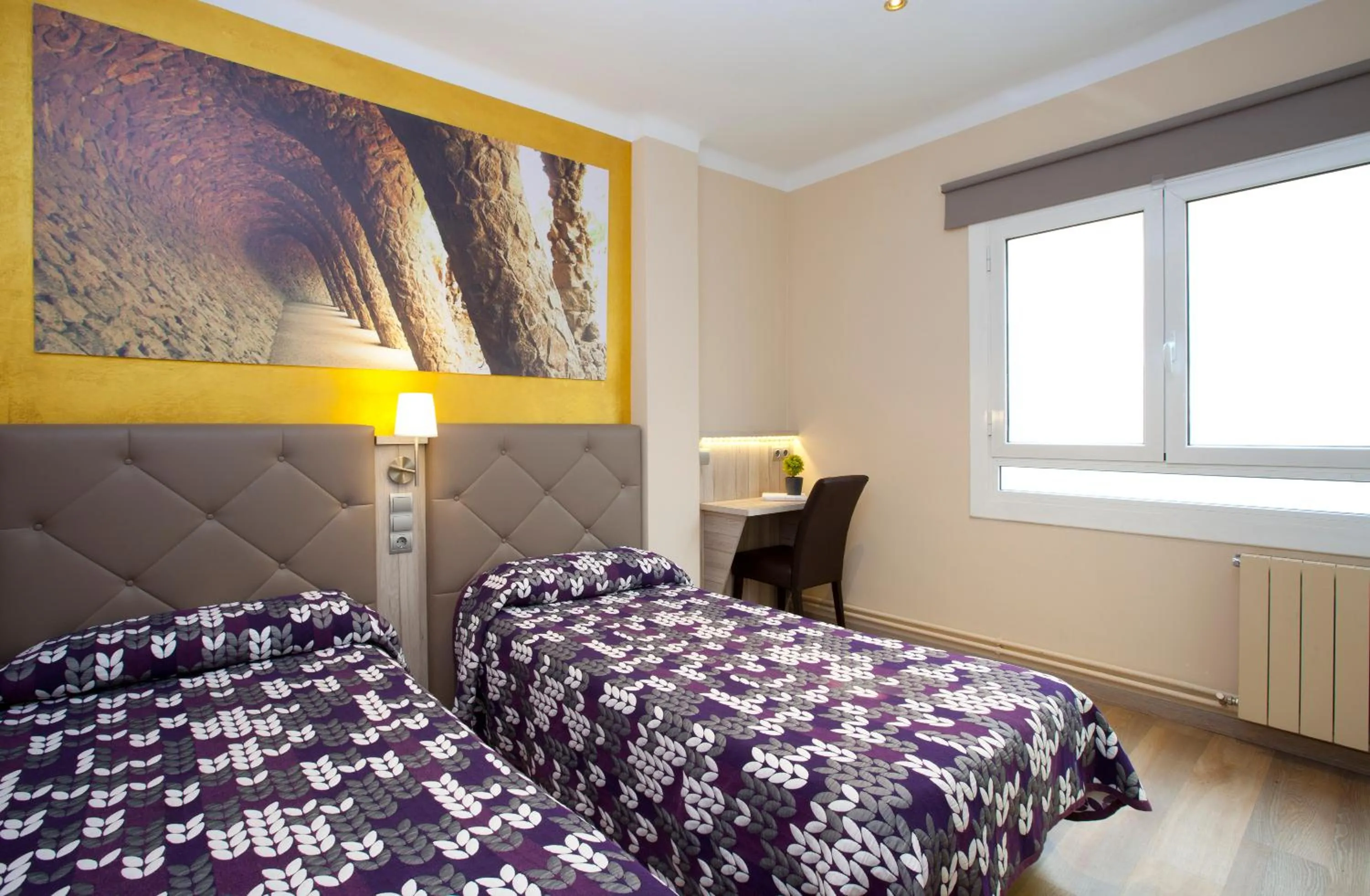 Photo of the whole room, Bed in Hostal Barcelona