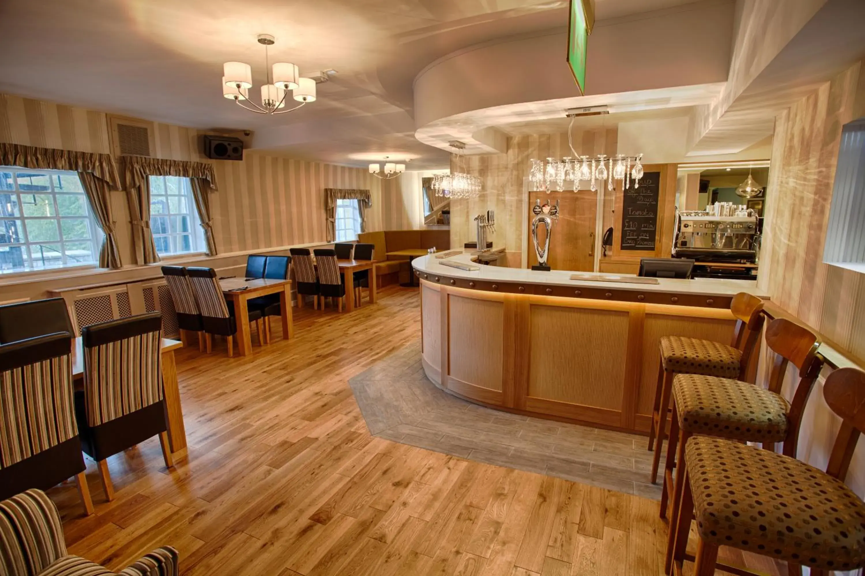 Restaurant/places to eat in The Elephant & Castle Hotel