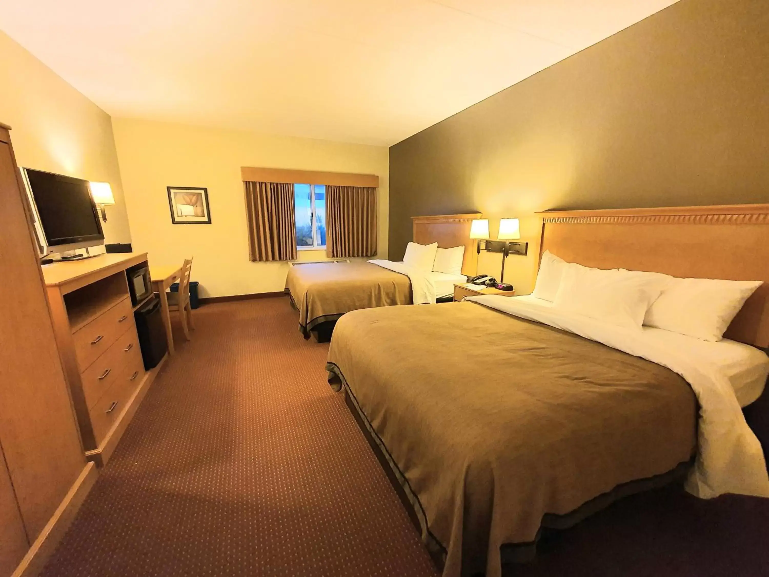 Bed in AmeriVu Inn and Suites - Waconia