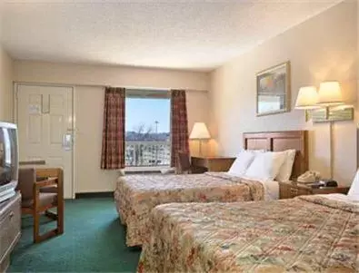 Bed in Days Inn by Wyndham Apple Valley Pigeon Forge/Sevierville