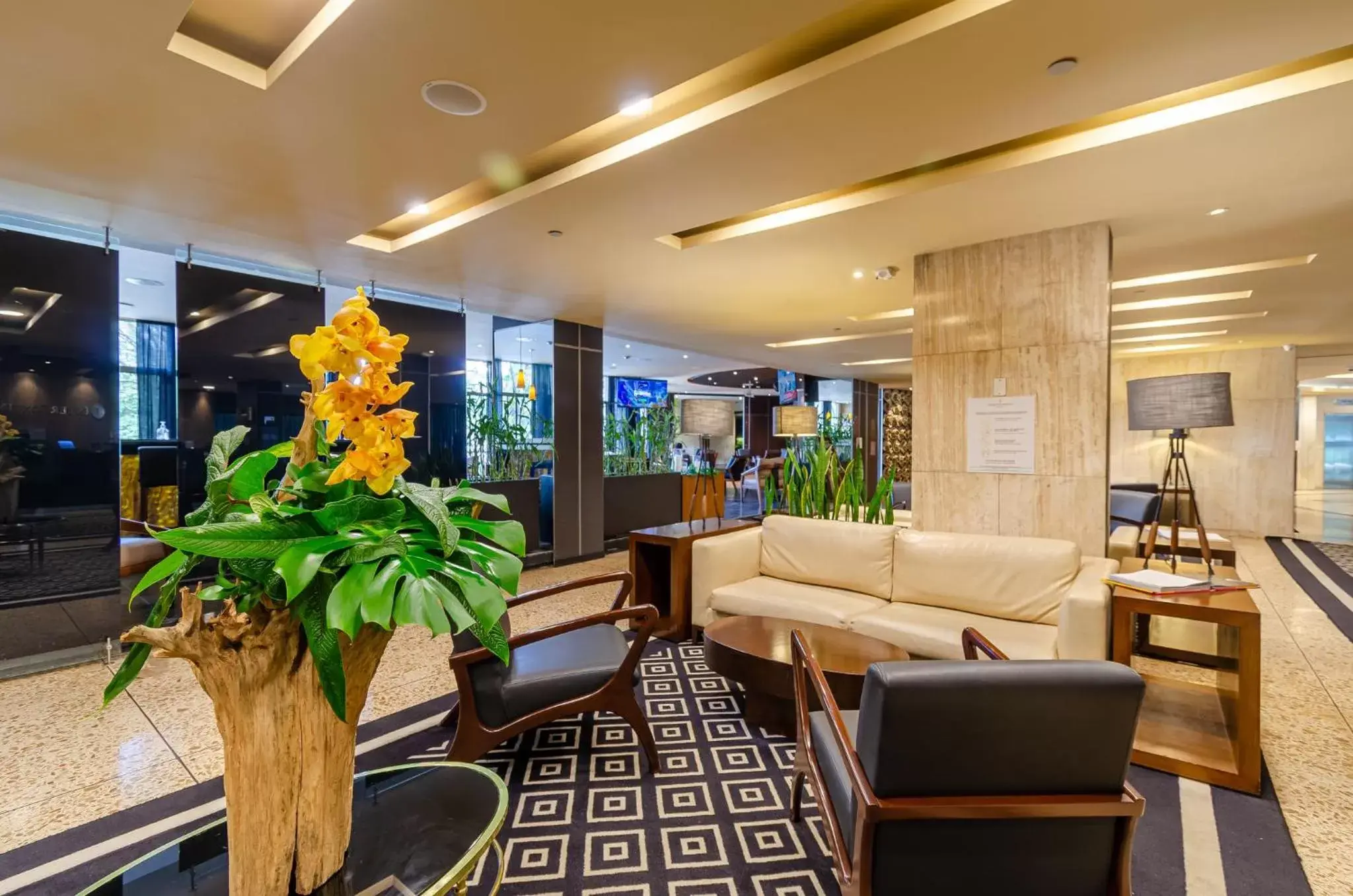 Lobby or reception, Lounge/Bar in Hotel Intercontinental Medellín, an IHG Hotel