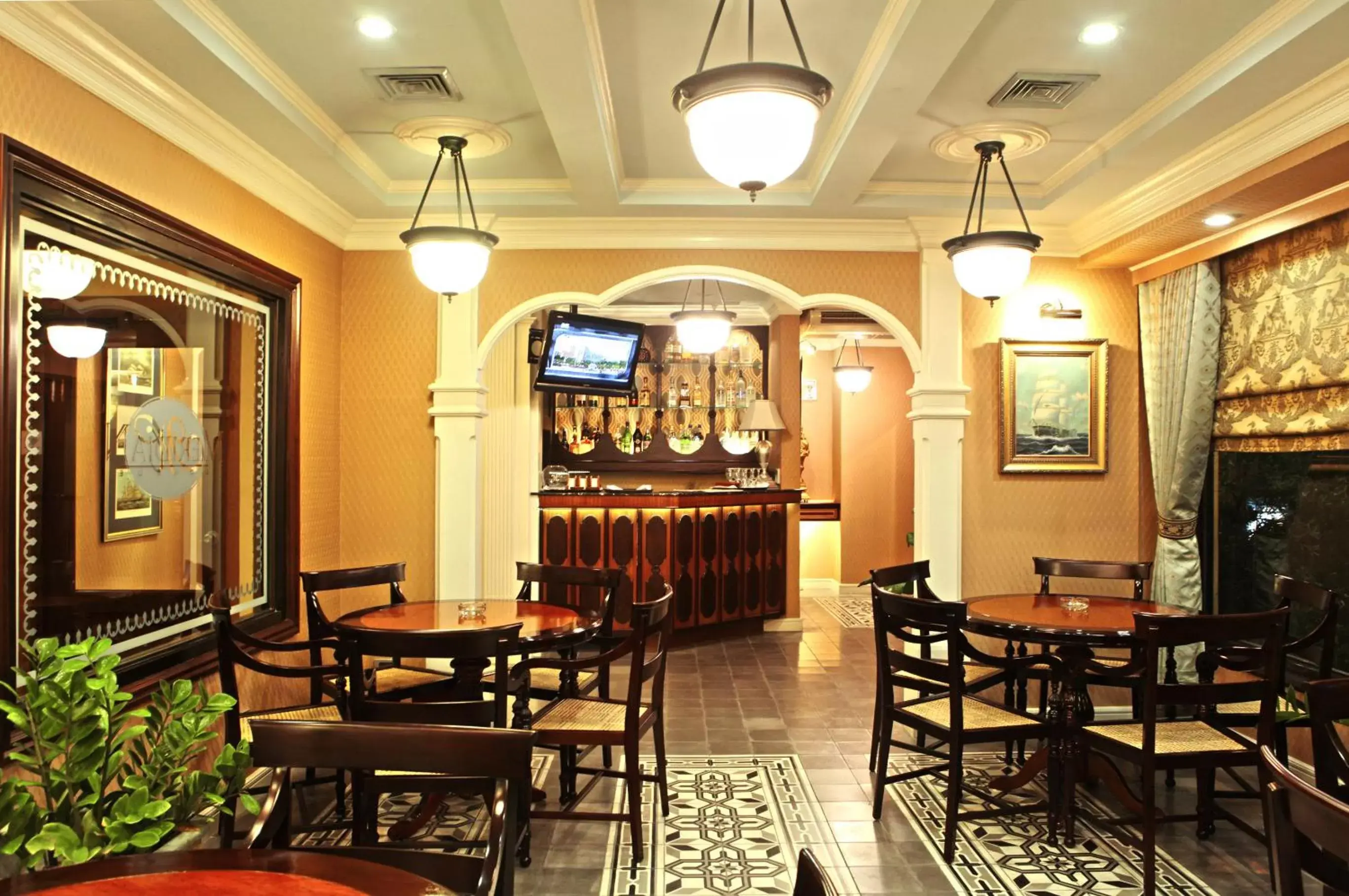 Restaurant/Places to Eat in Herald Suites