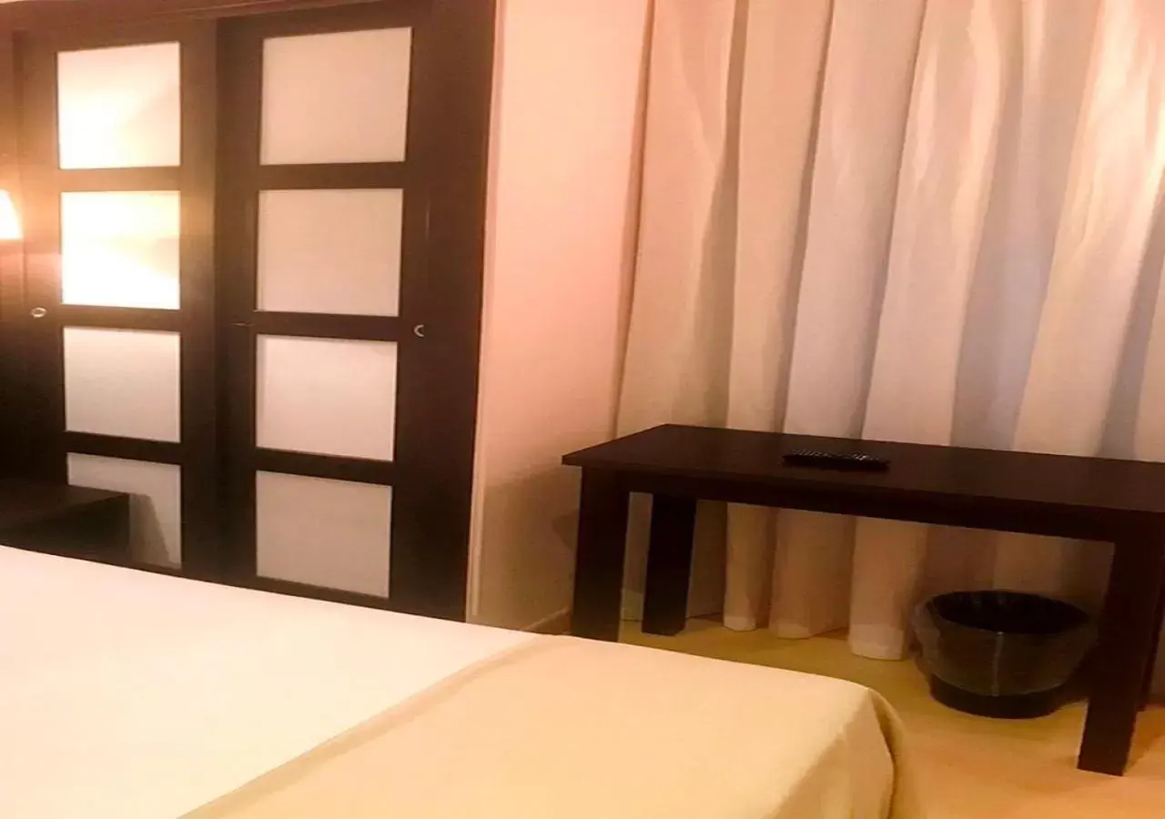 Interior Small Single Room in Hotel Ramblas Internacional
