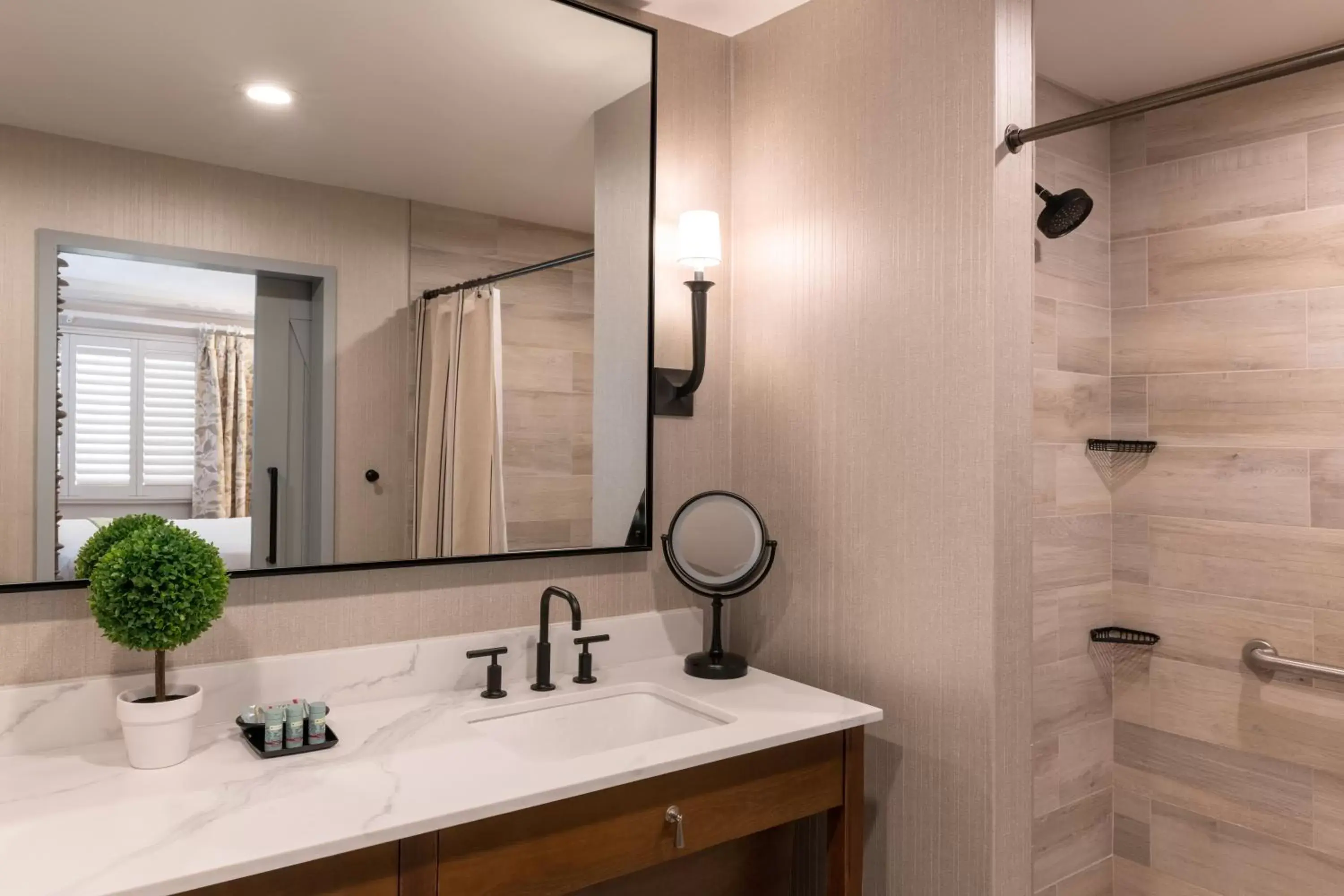 Bathroom in Best Western Dry Creek Inn