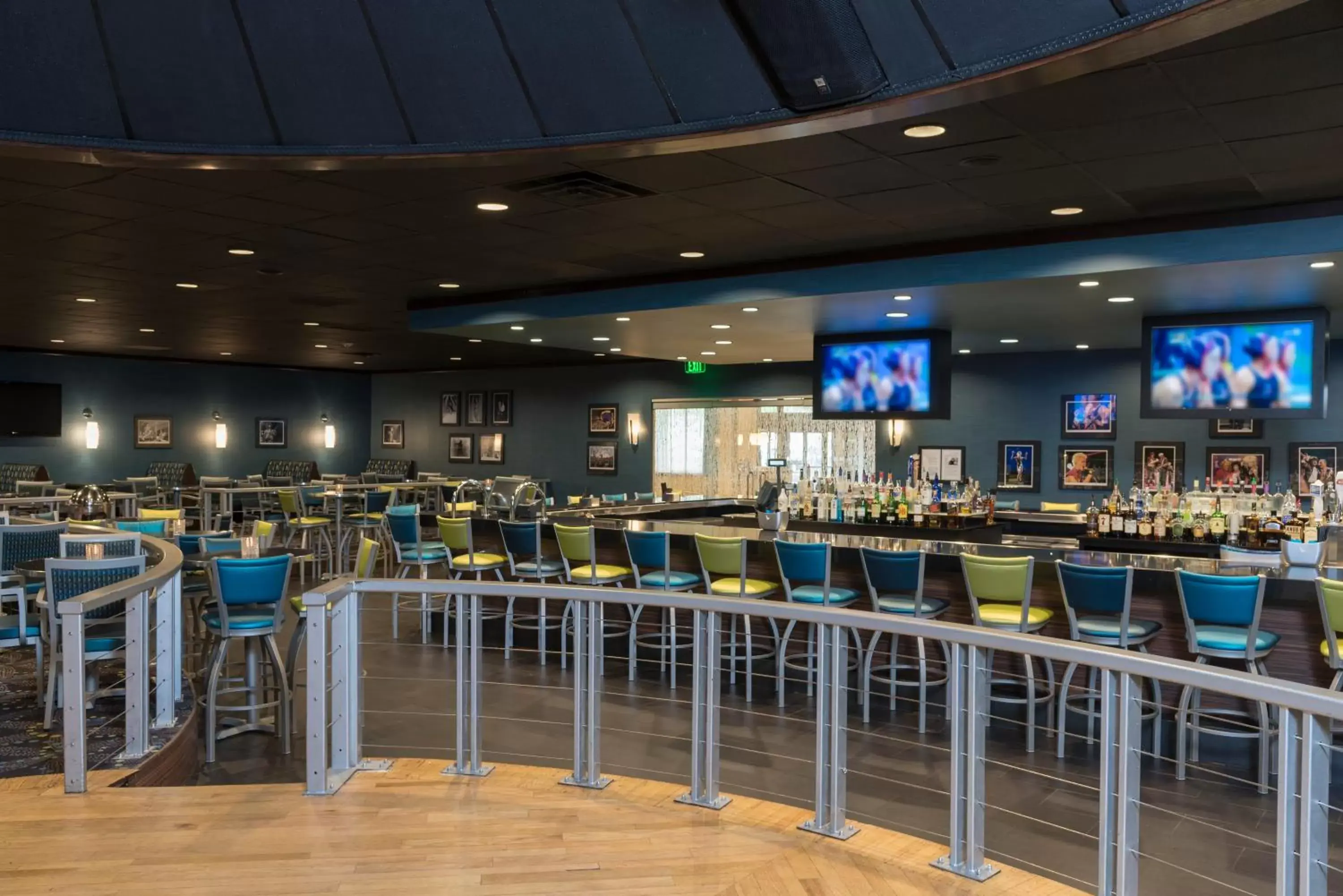 Lounge or bar, Restaurant/Places to Eat in Holiday Inn Cleveland - South Independence, an IHG Hotel