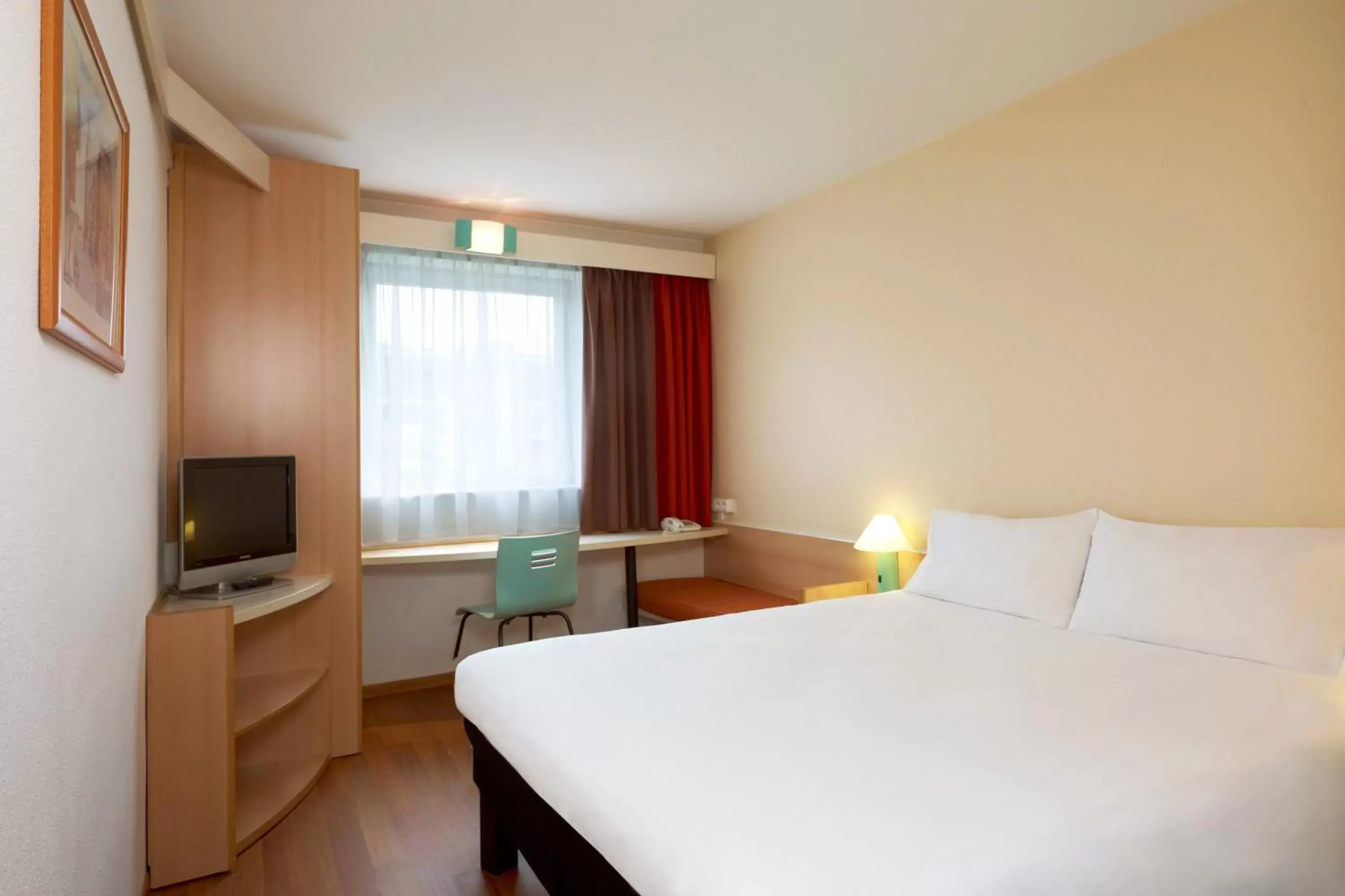 Photo of the whole room, Bed in Ibis Poznan Stare Miasto