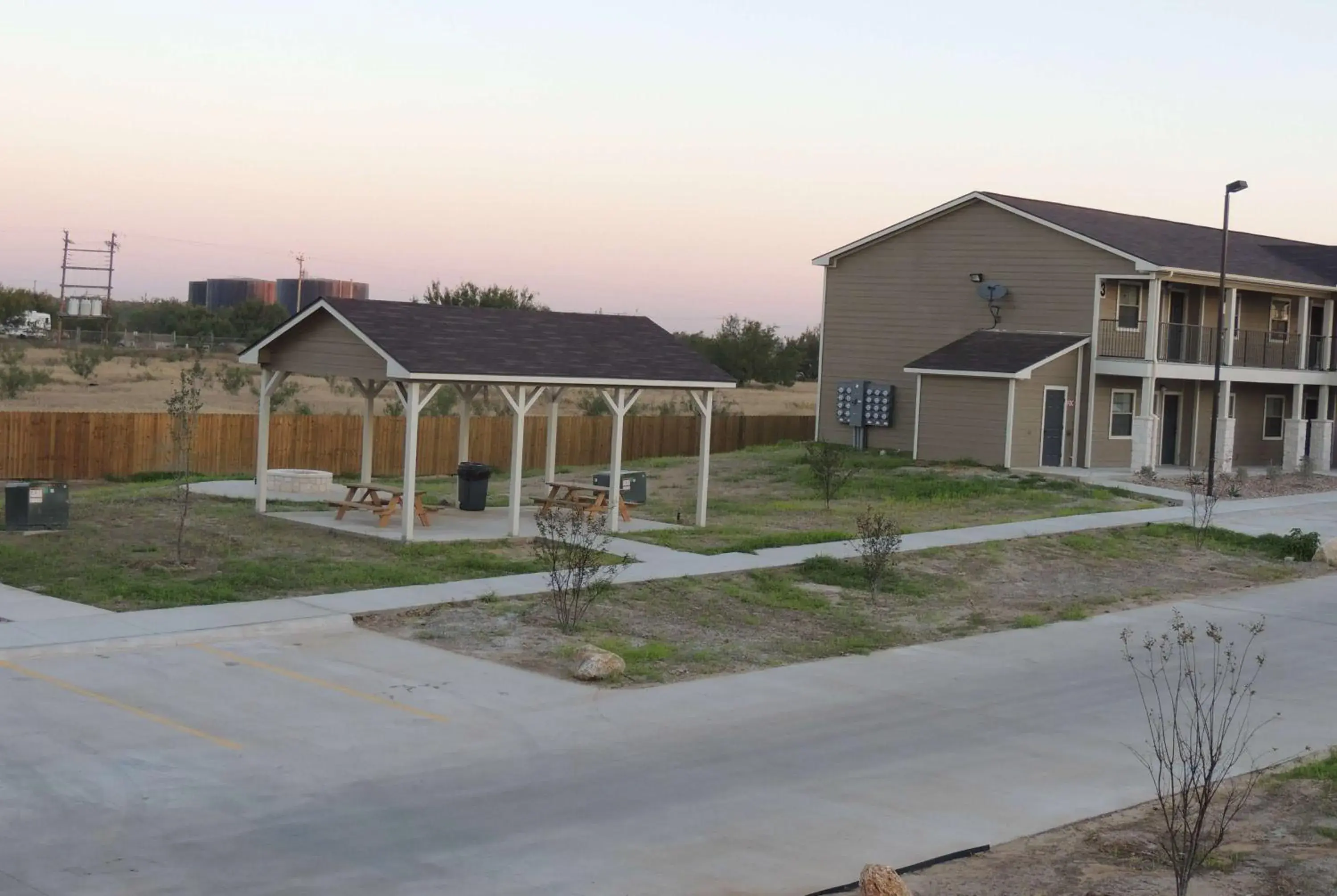 BBQ facilities, Property Building in Eagle's Den Suites Cotulla a Travelodge by Wyndham