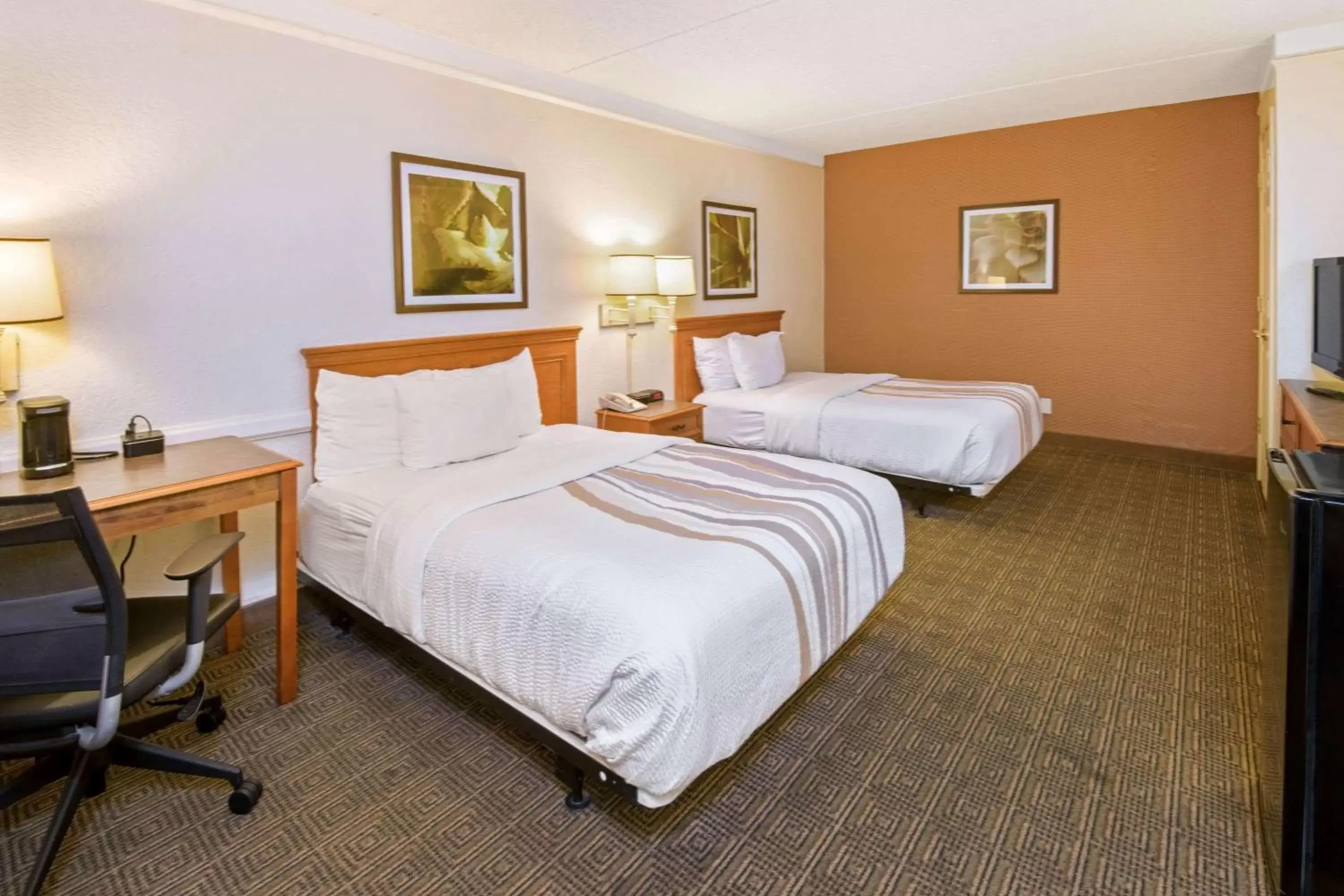 2 Full Beds, Mobility/Hearing Accessible Room, Roll-In Shower, Non-Smoking in La Quinta Inn by Wyndham San Antonio Market Square 2 Full Beds, Mobility/Hearing Accessible Room, Roll-In Shower, Non-Smoking in La Quinta Inn by Wyndham San Antonio Market Square
