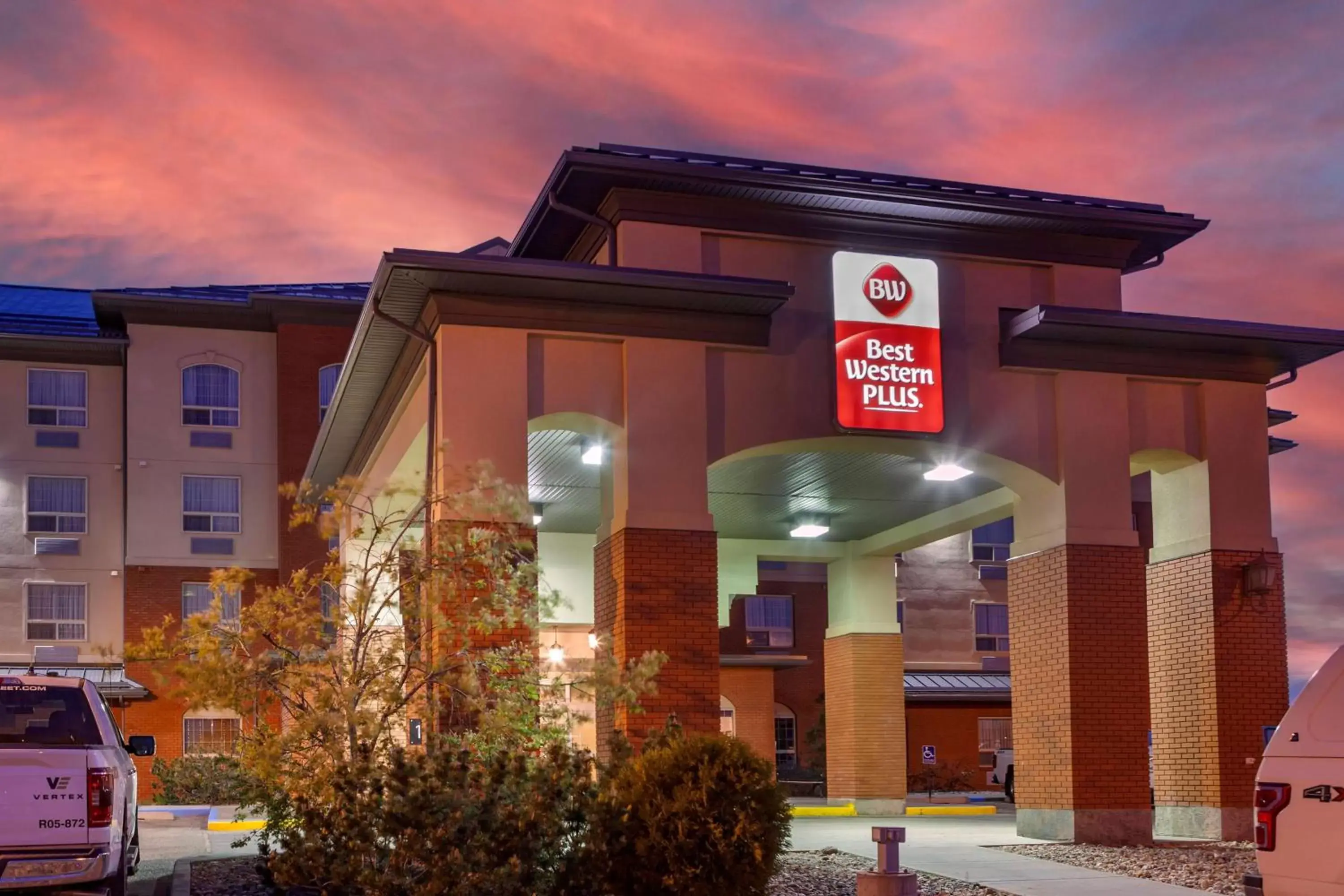 Property building in Best Western Plus Meridian Property building in Best Western Plus Meridian