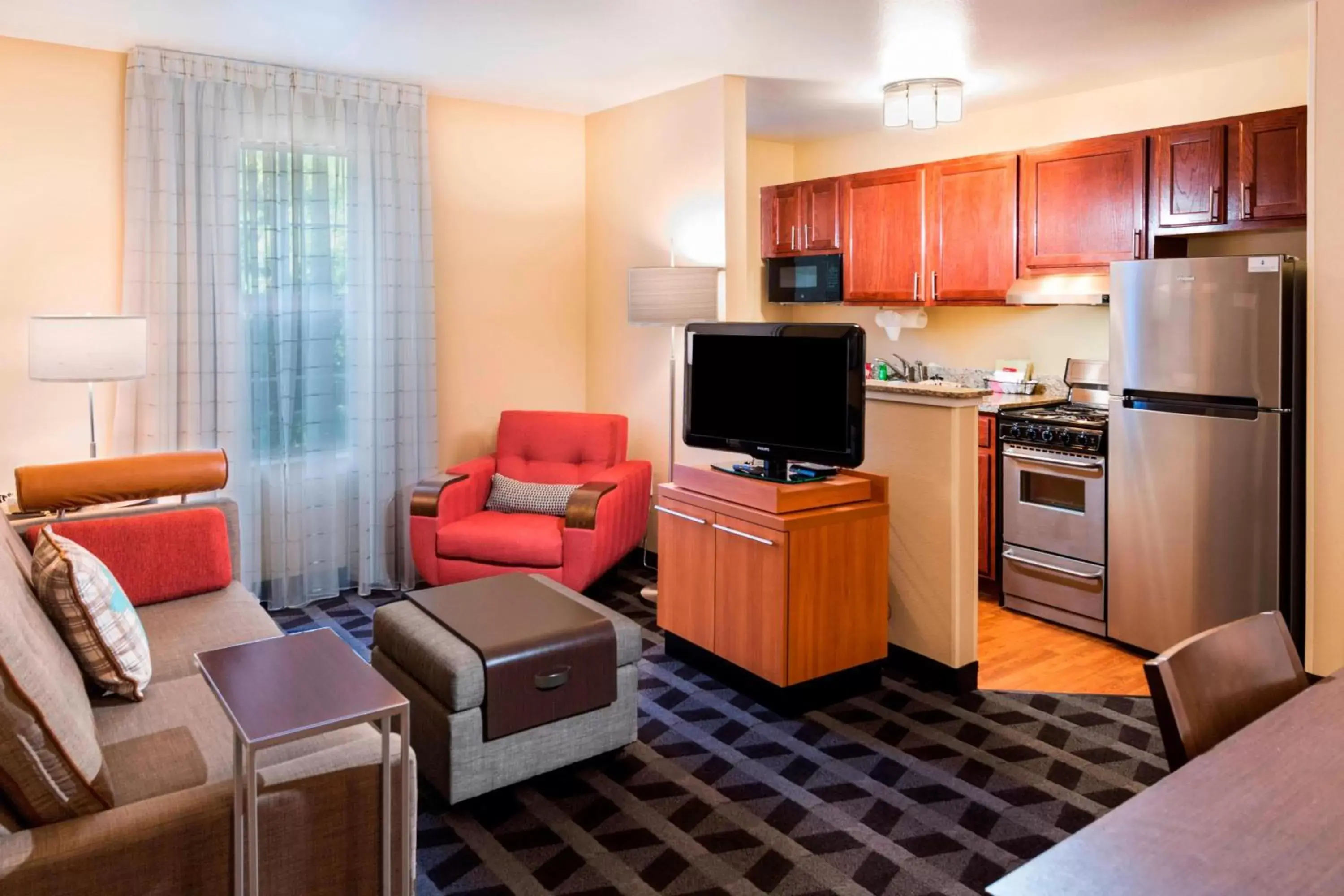 Living room, TV/Entertainment Center in TownePlace Suites by Marriott Atlanta Kennesaw