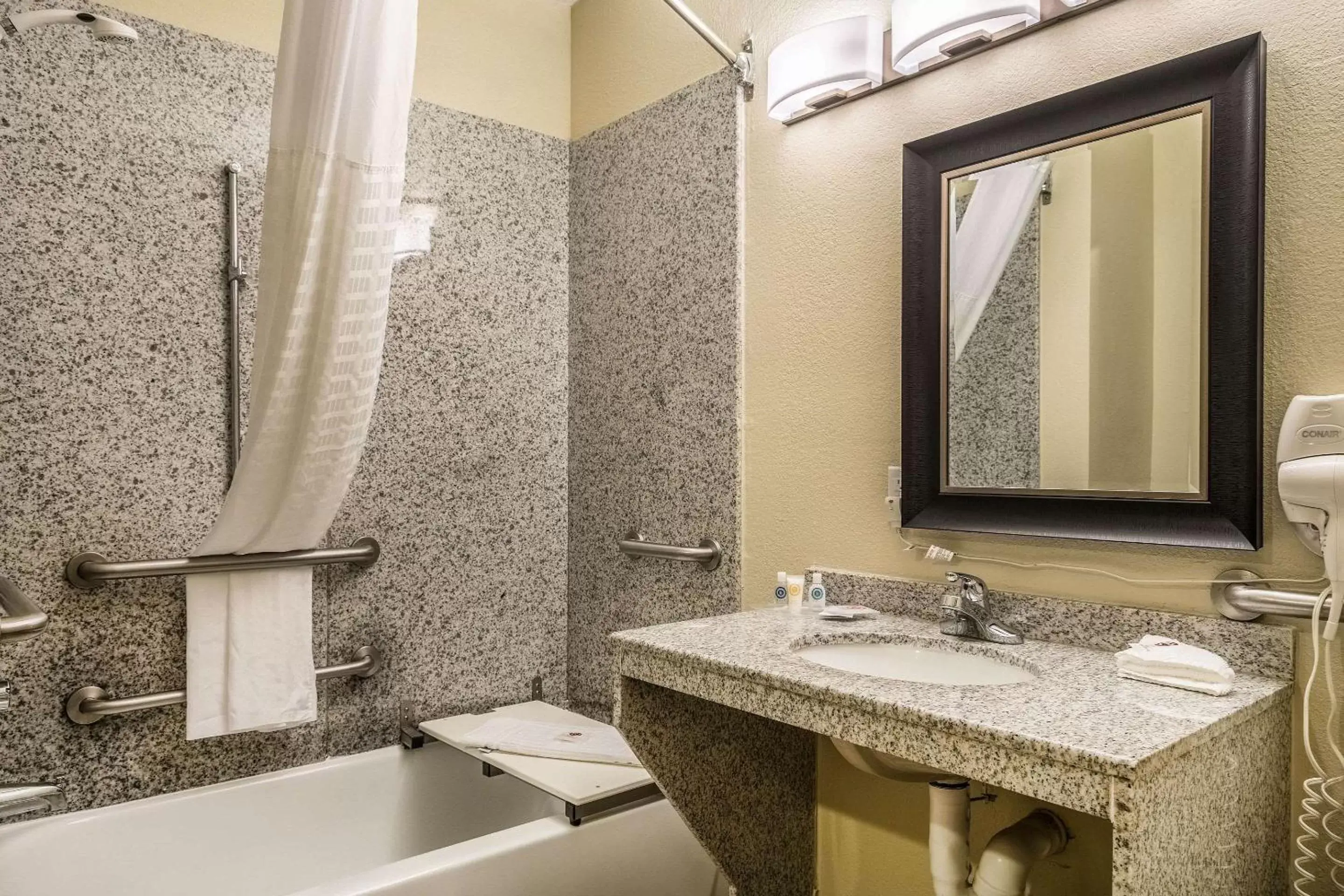 Bathroom in Comfort Suites San Marcos