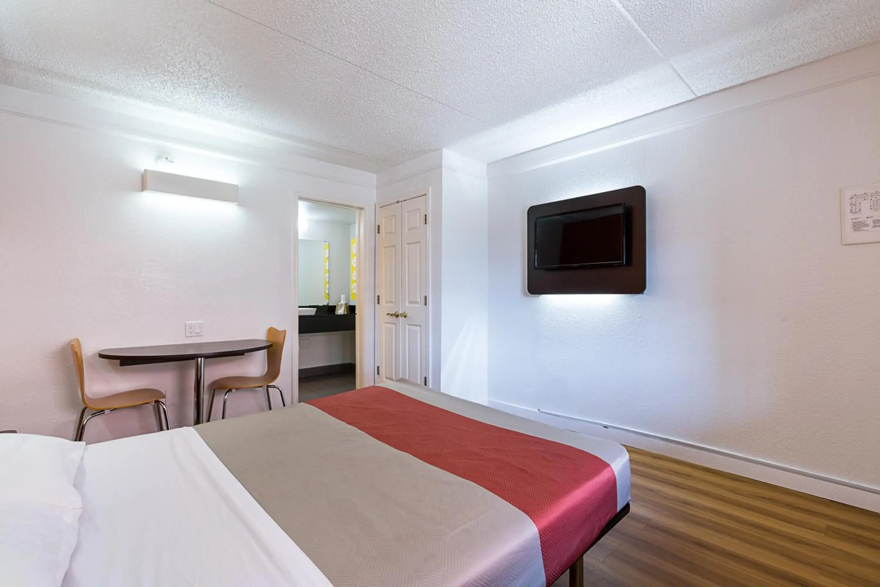 Bedroom, Bed in Motel 6-Dallas, TX - Market Center