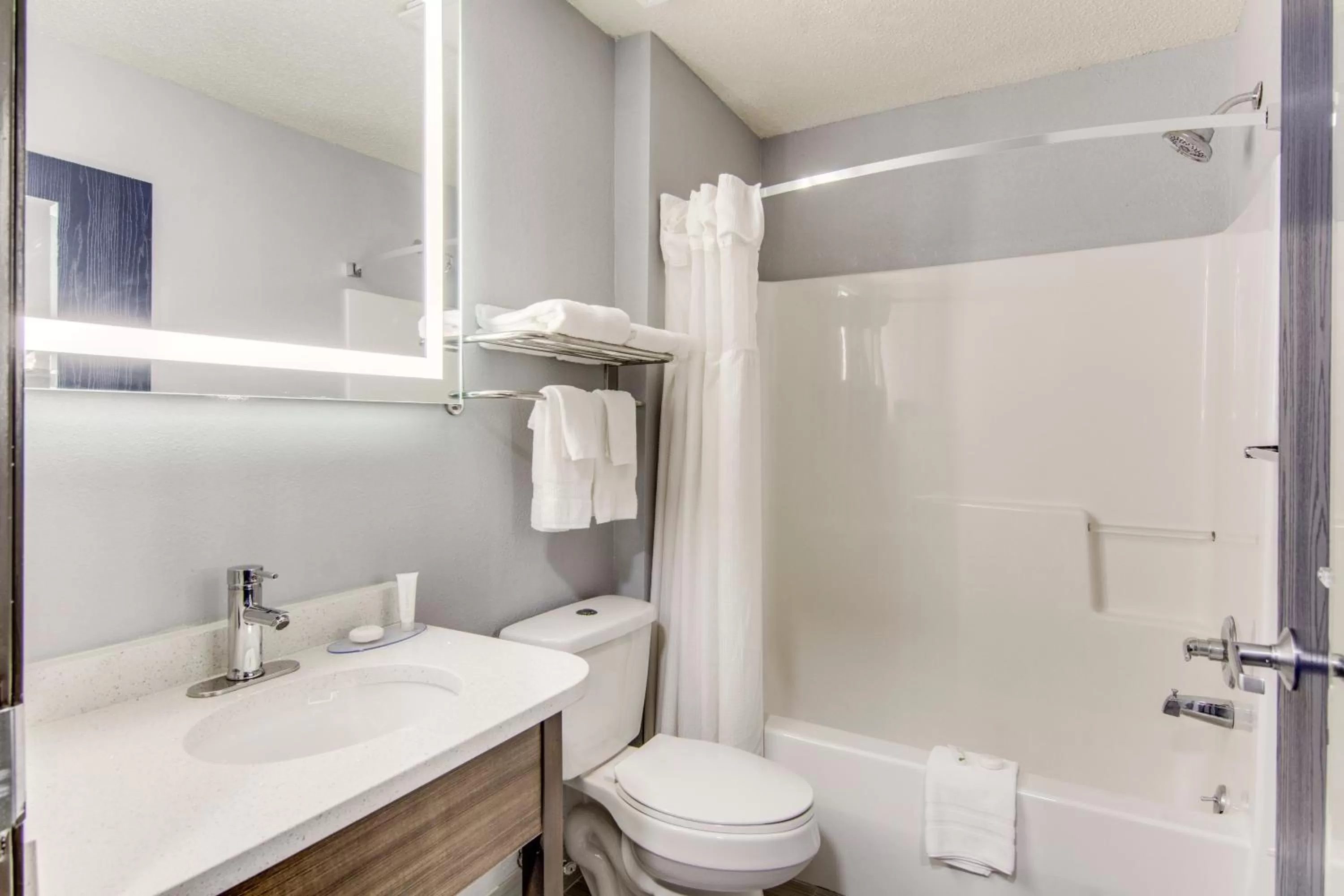 Bathroom in Clarion Pointe on the lake Clarksville-South Hill West