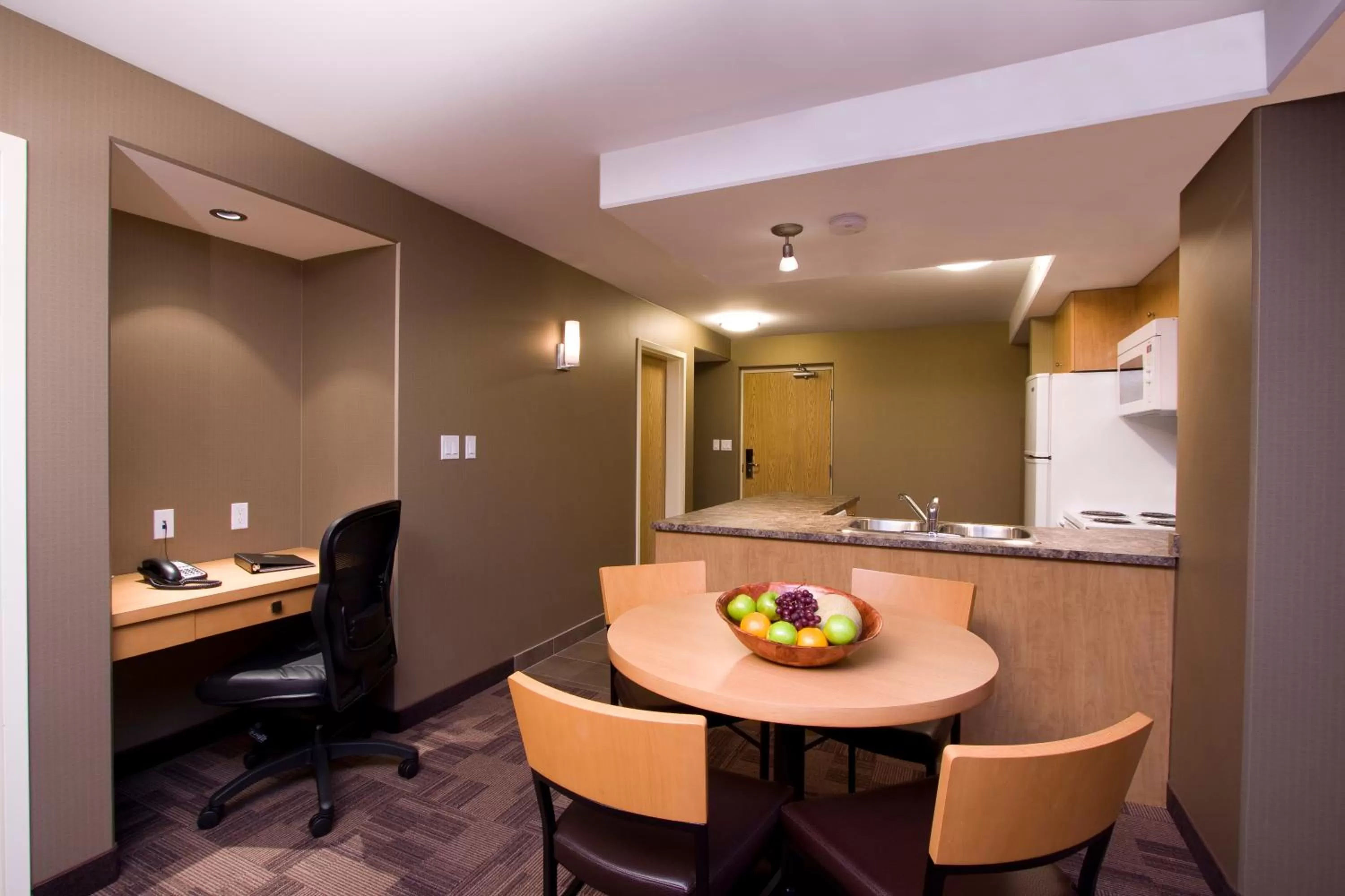 Kitchen or kitchenette in Woodlands Inn & Suites