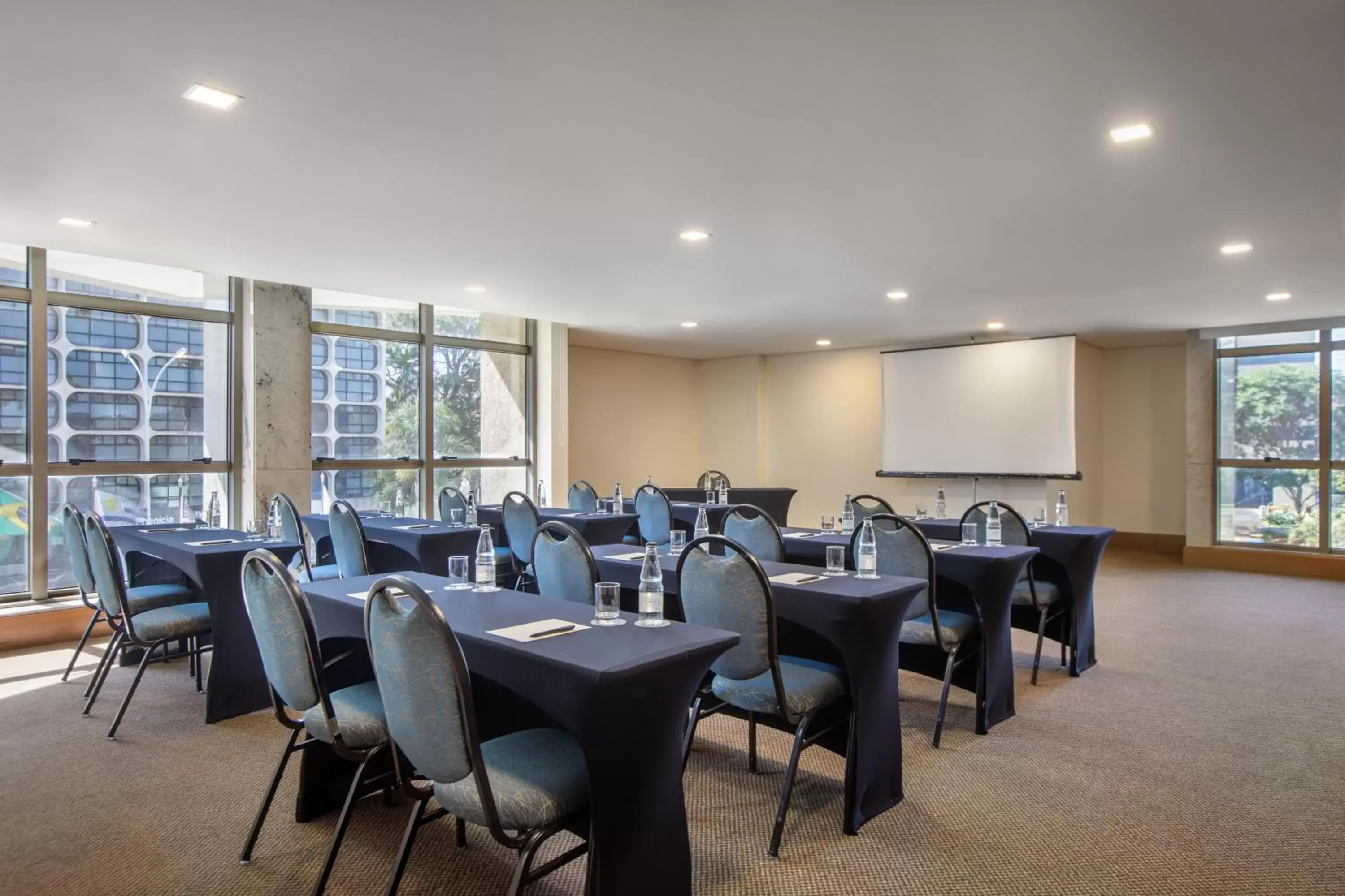 Meeting/conference room, Restaurant/Places to Eat in Brasil 21 Suites Affiliated by Meliá
